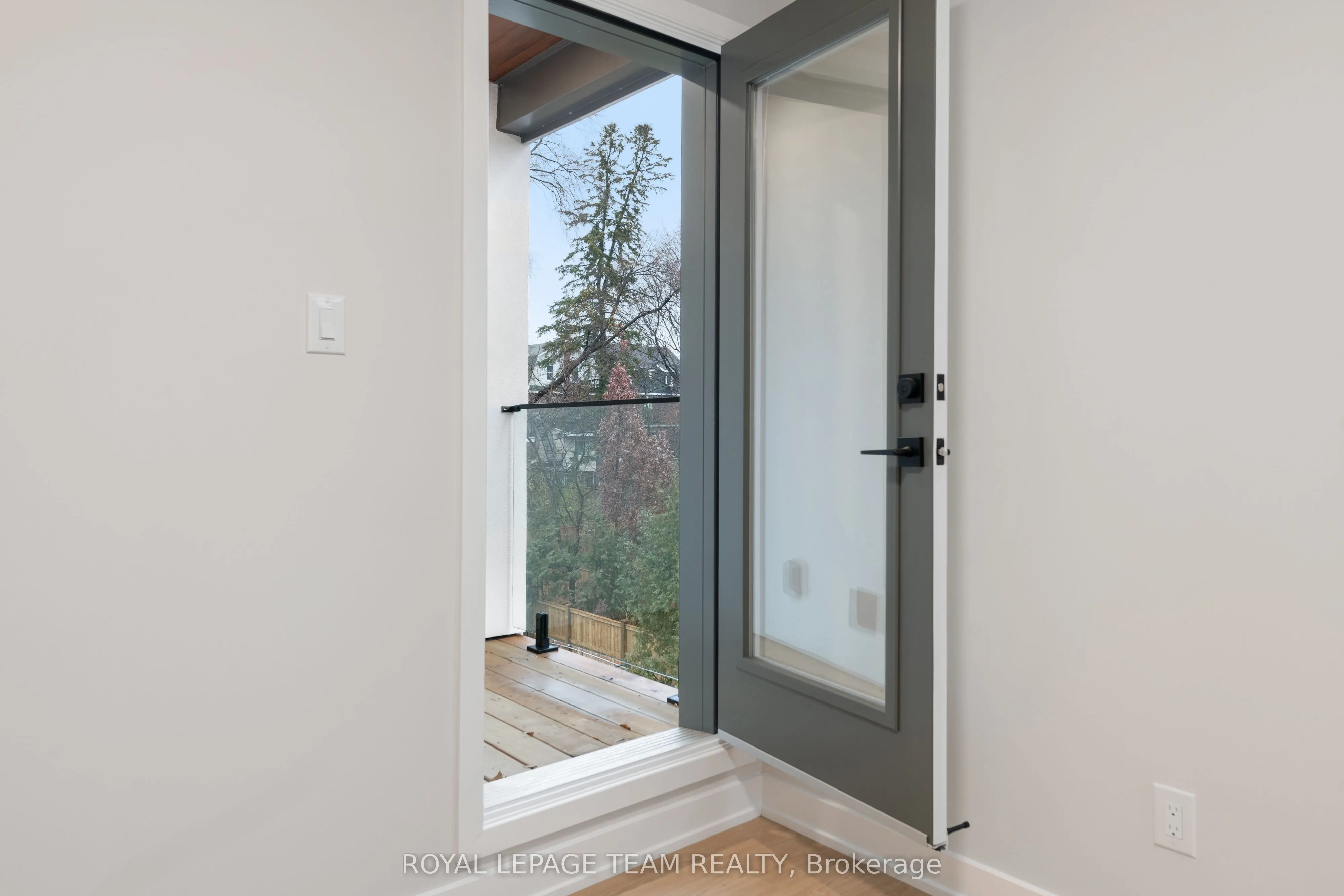 49 GROSVENOR Avenue #3