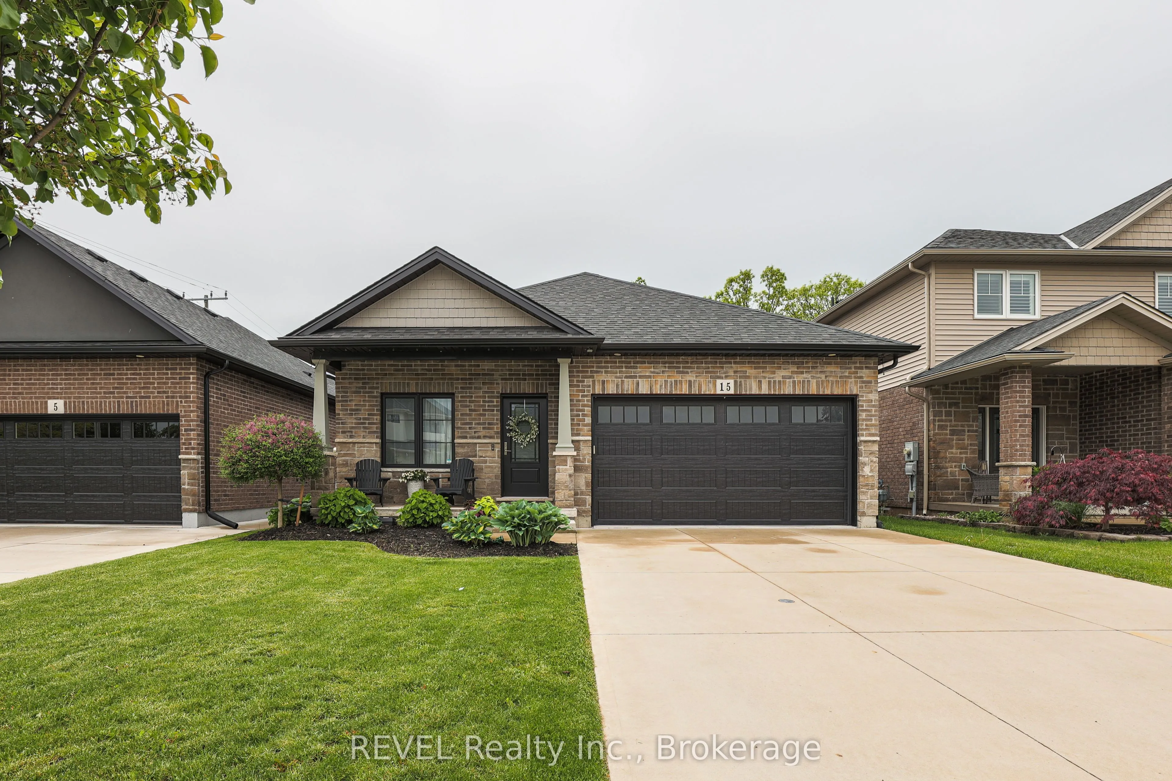 15 Willowbrook Drive