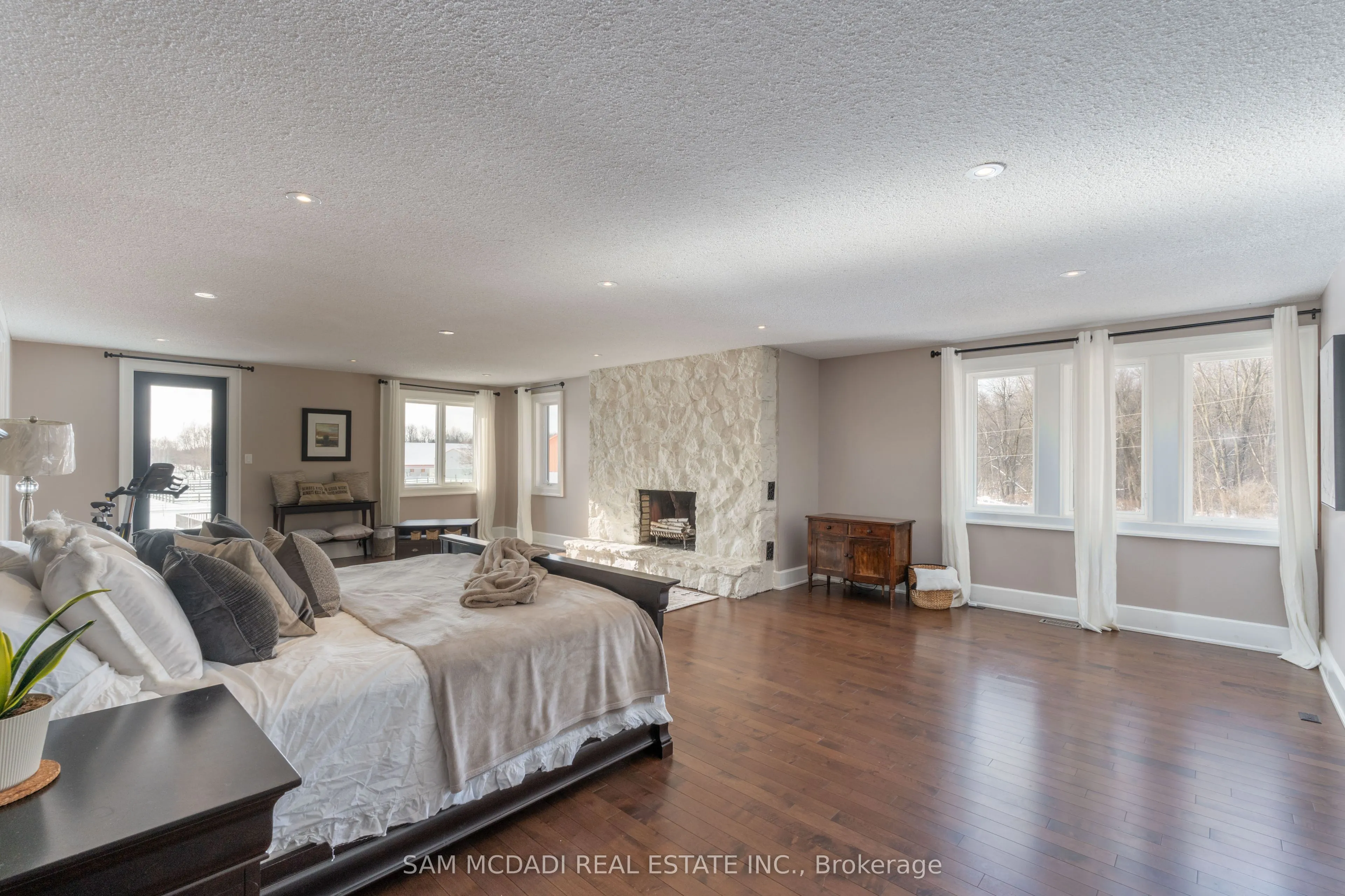 1046 Concession 6 Road W