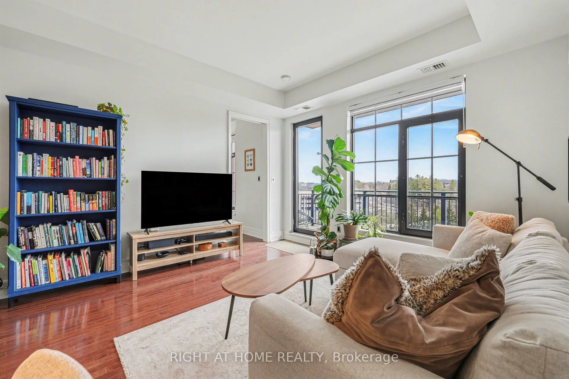 330 Loretta Avenue S #810