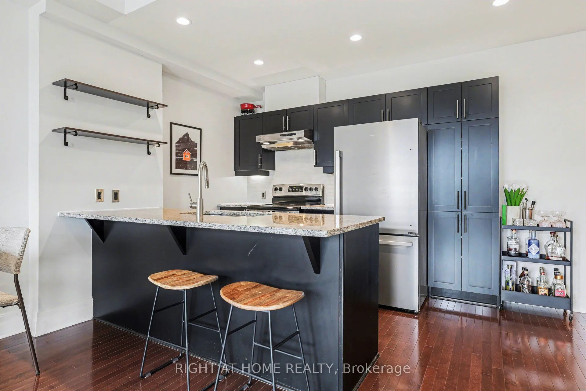 330 Loretta Avenue S #810