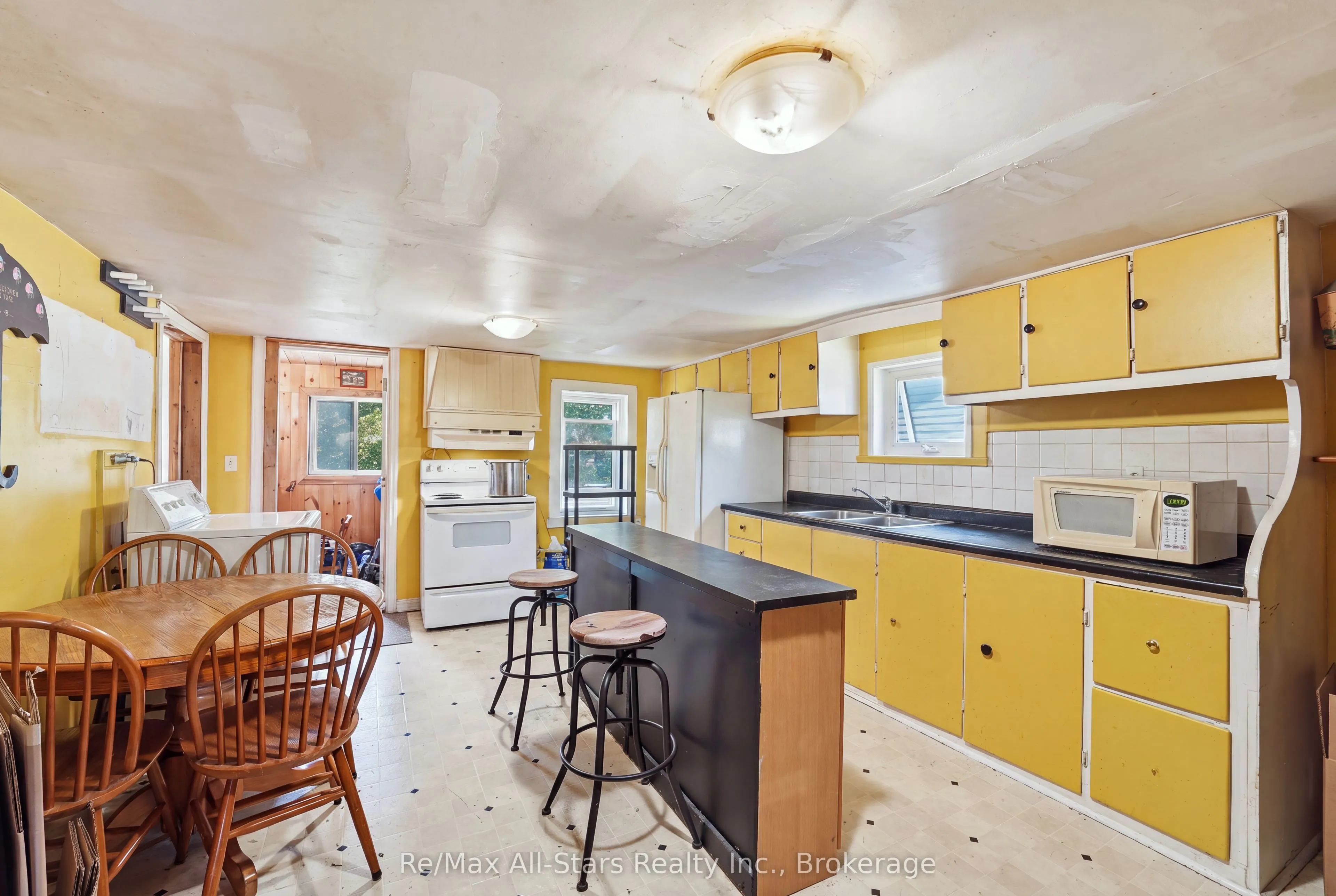 106 Bond Street E
