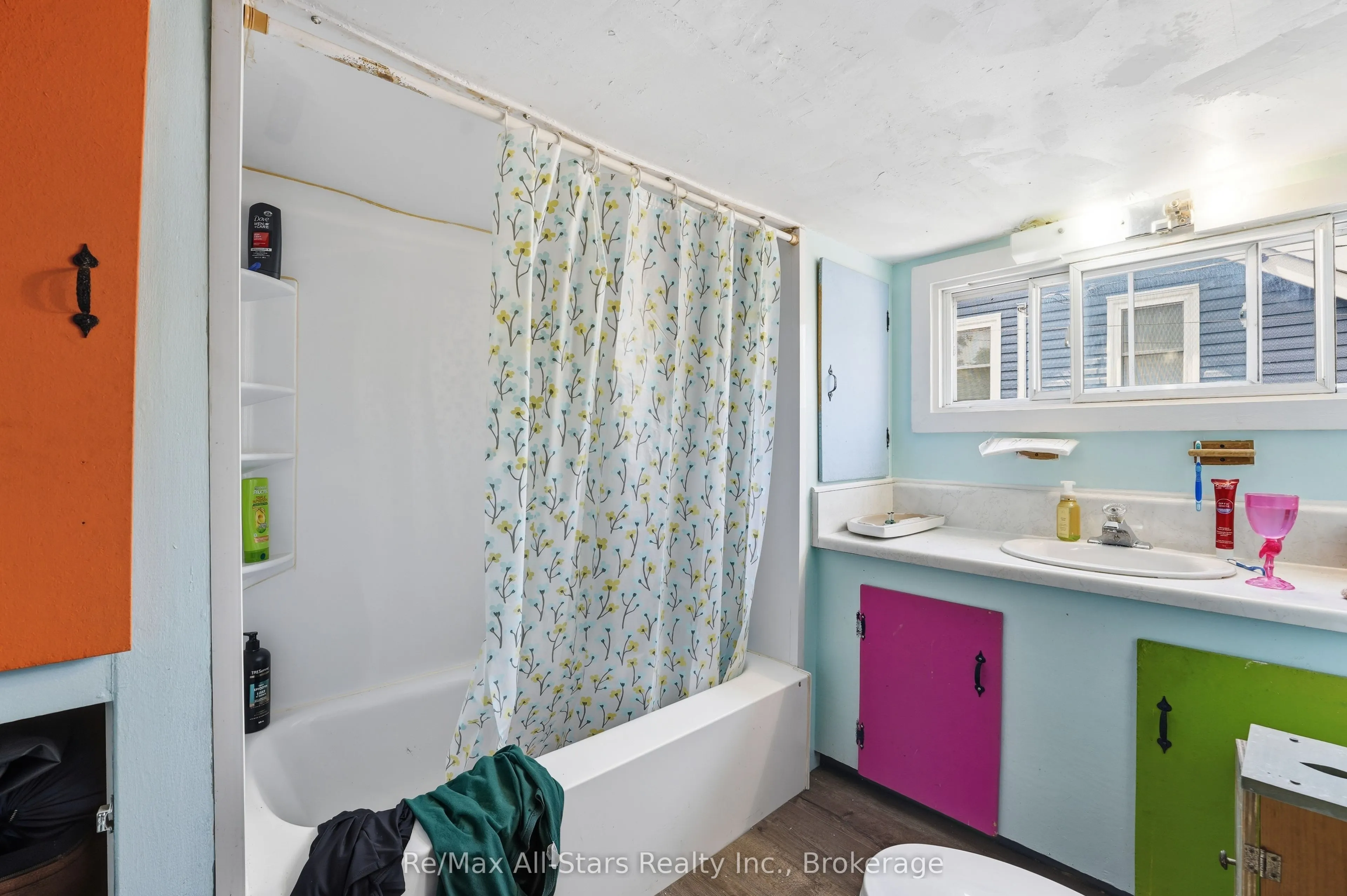 106 Bond Street E