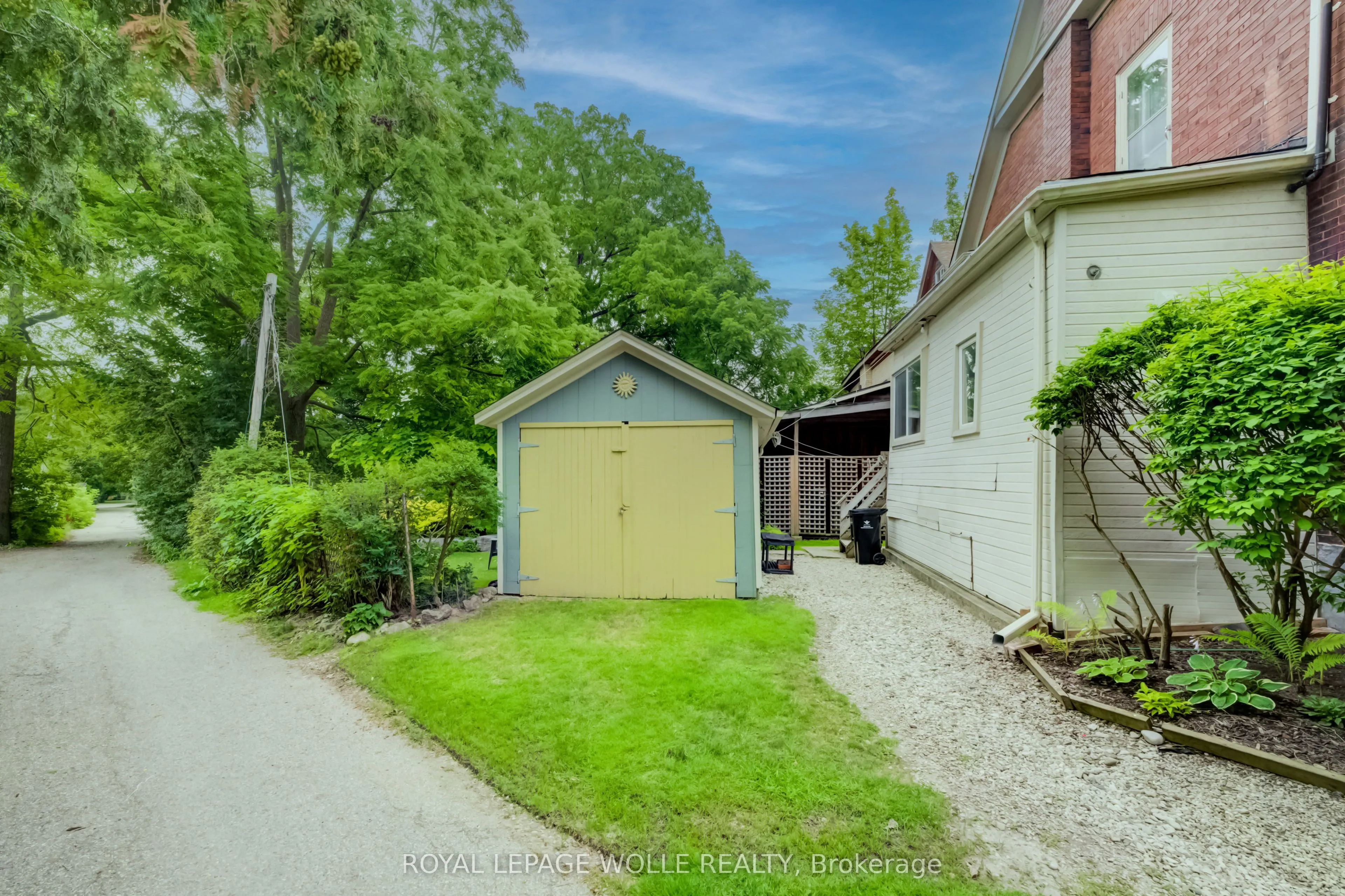 46 Ellen Street W