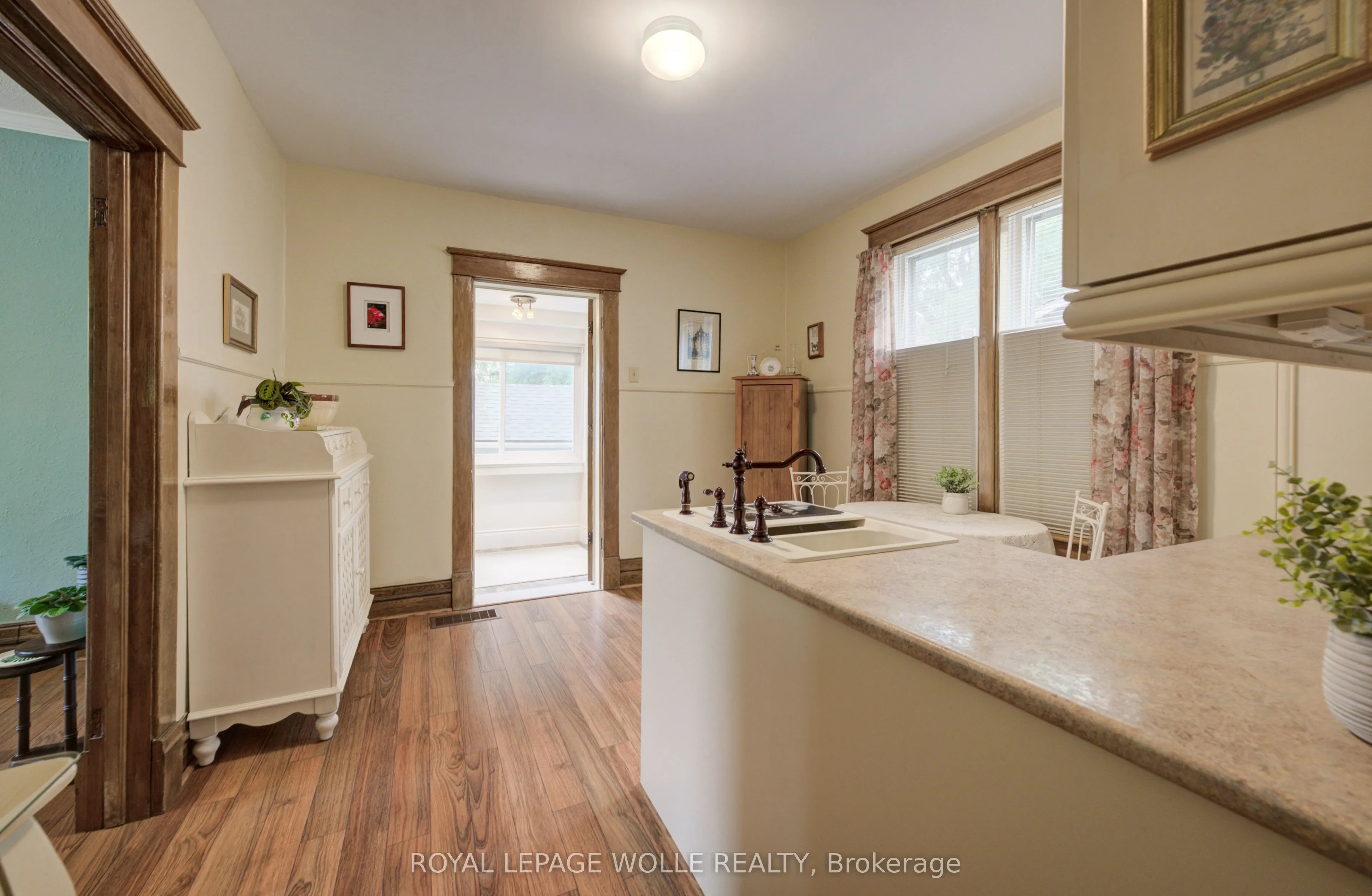 46 Ellen Street W