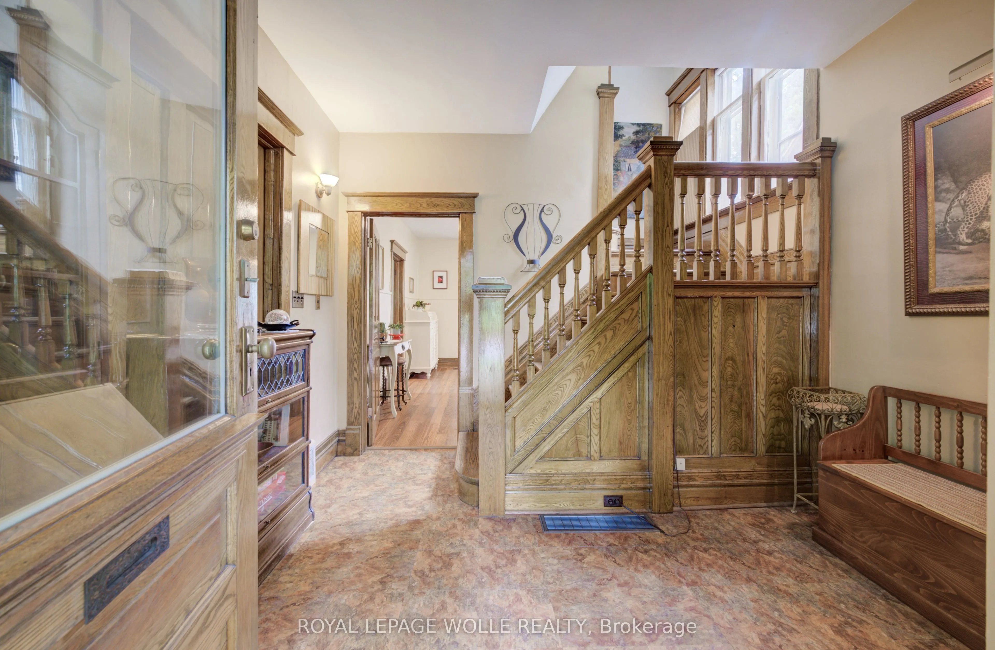 46 Ellen Street W