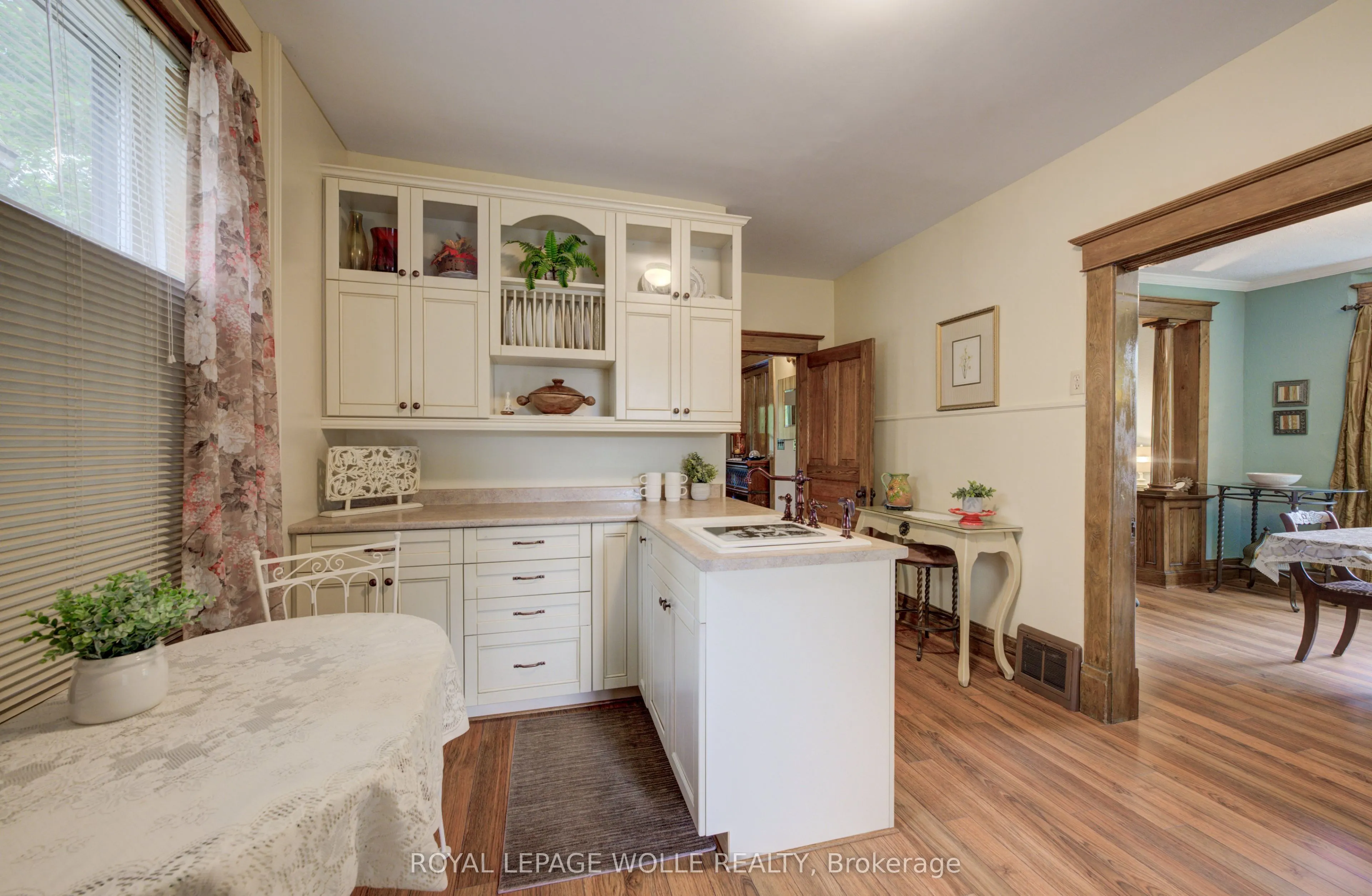 46 Ellen Street W