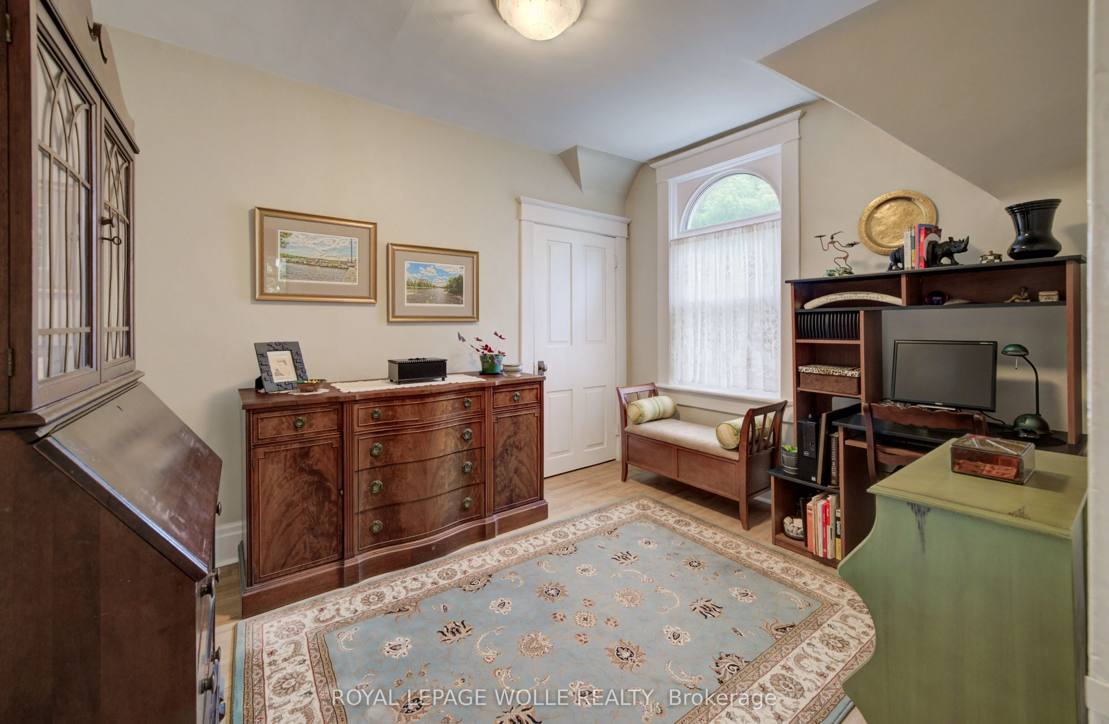 46 Ellen Street W