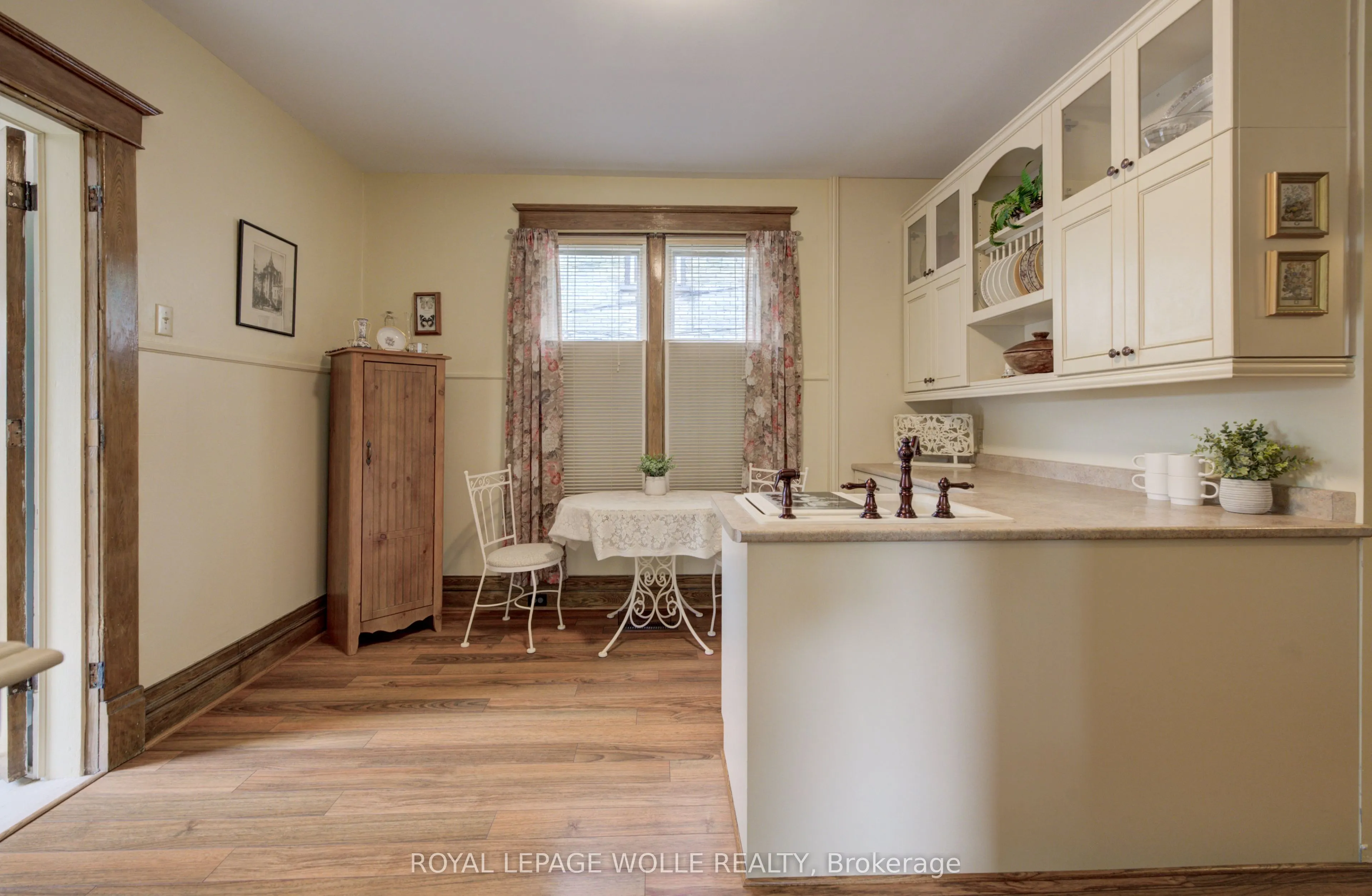 46 Ellen Street W