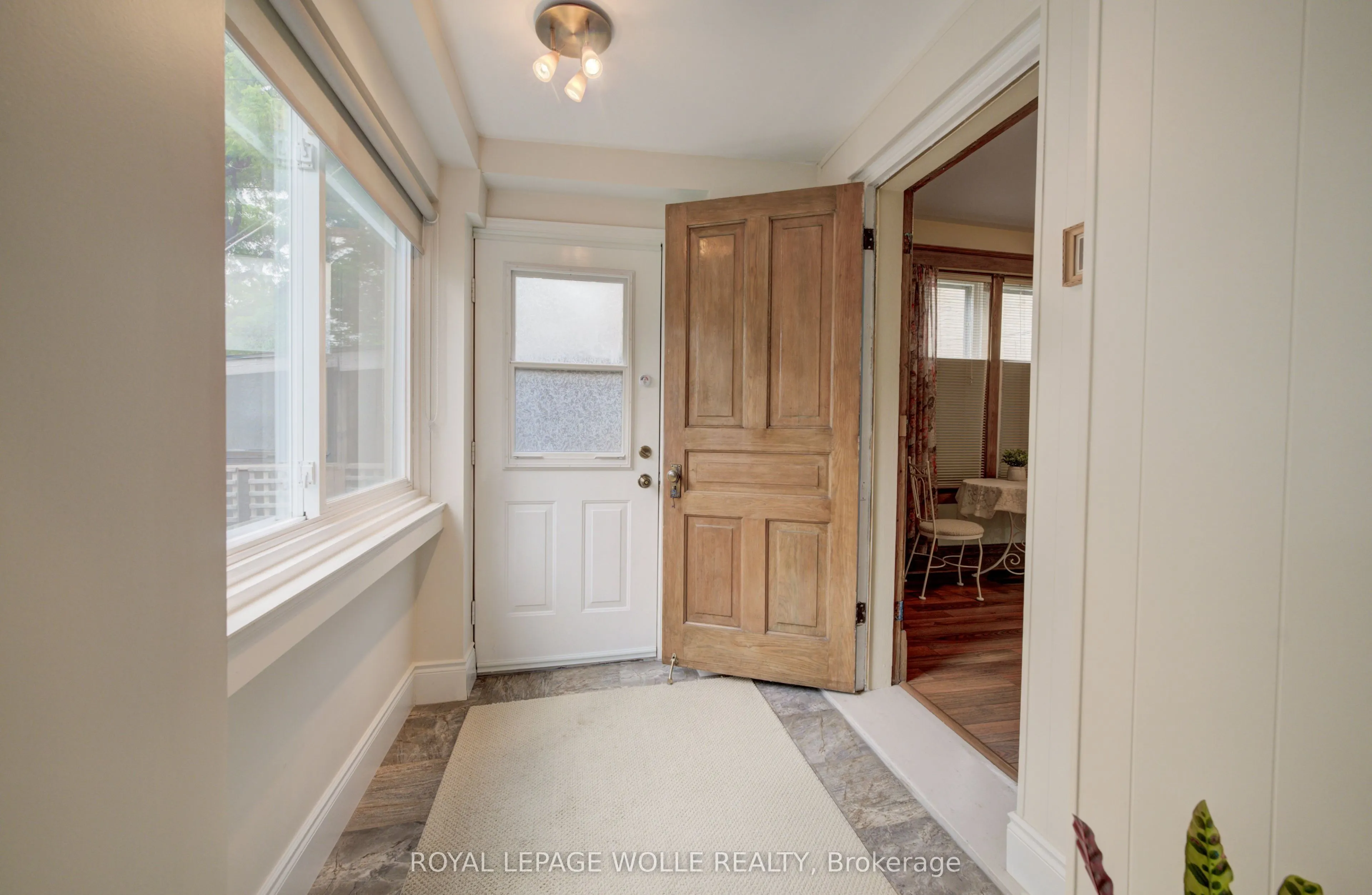 46 Ellen Street W