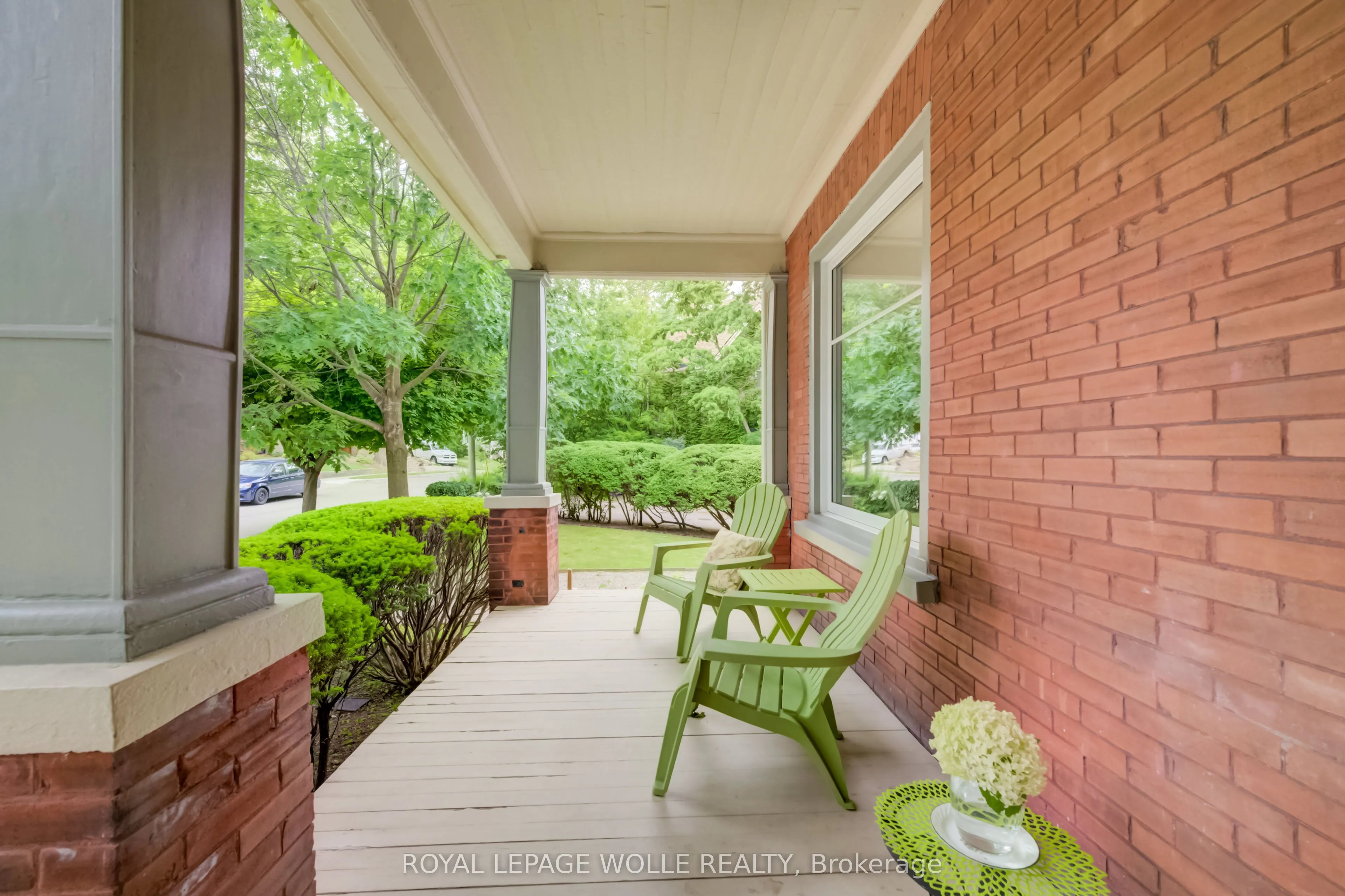 46 Ellen Street W