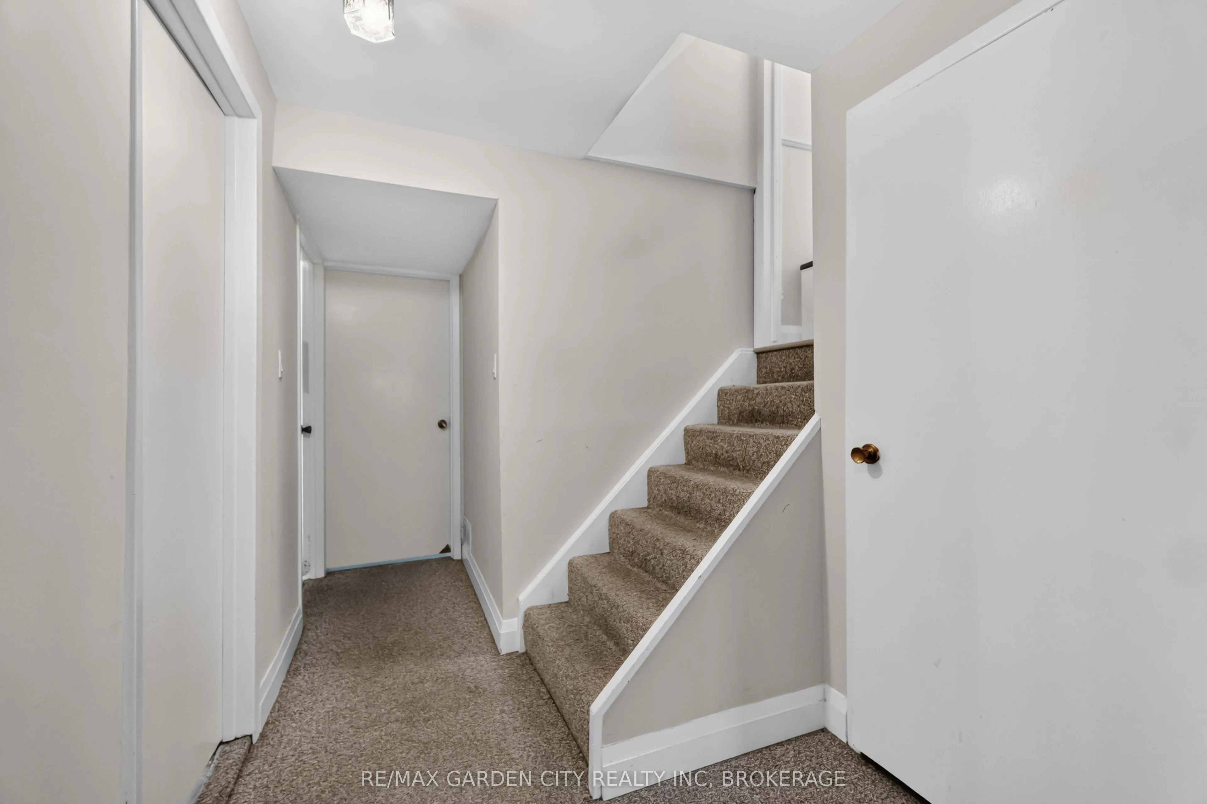 3 FALLINGBROOK Drive