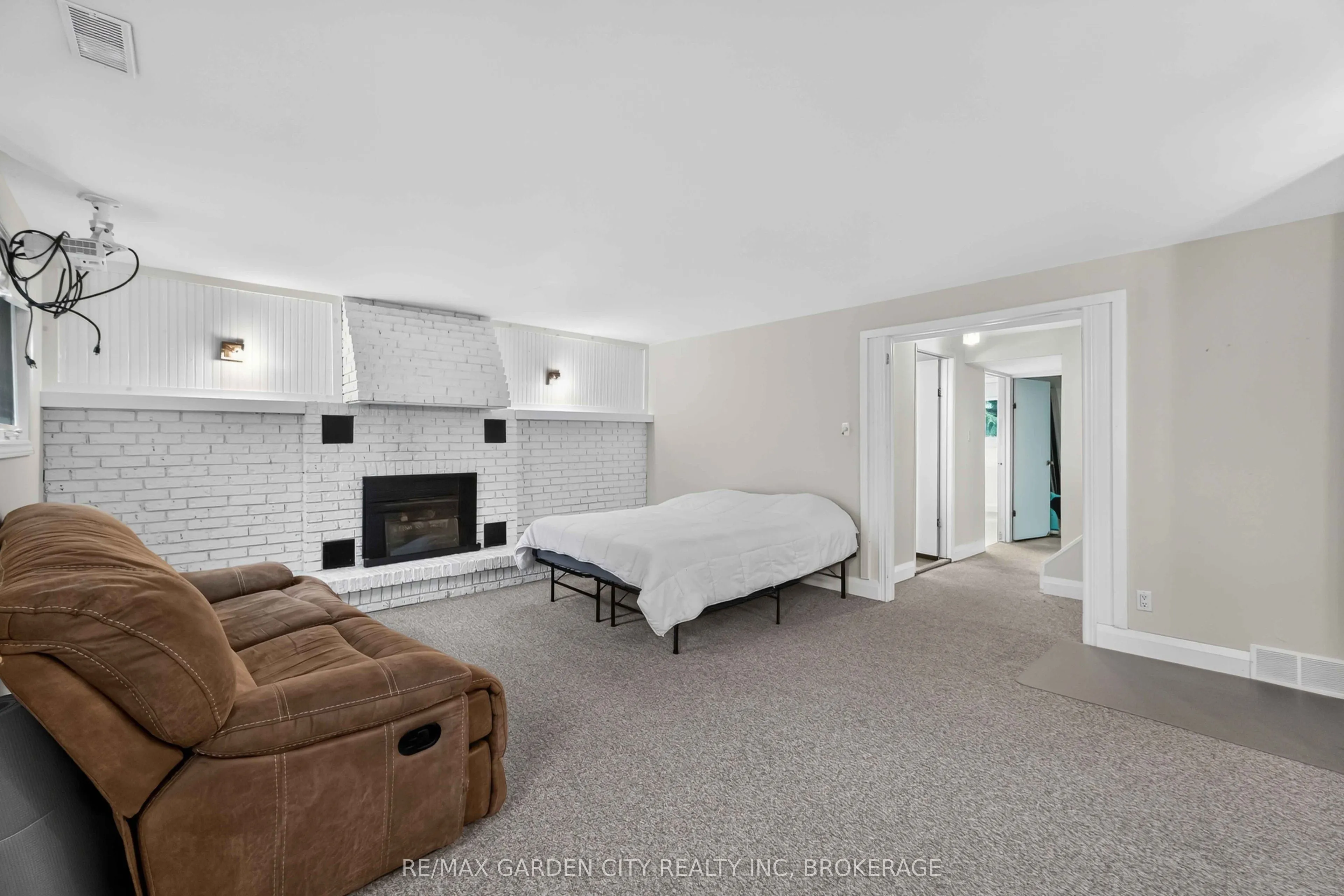 3 FALLINGBROOK Drive