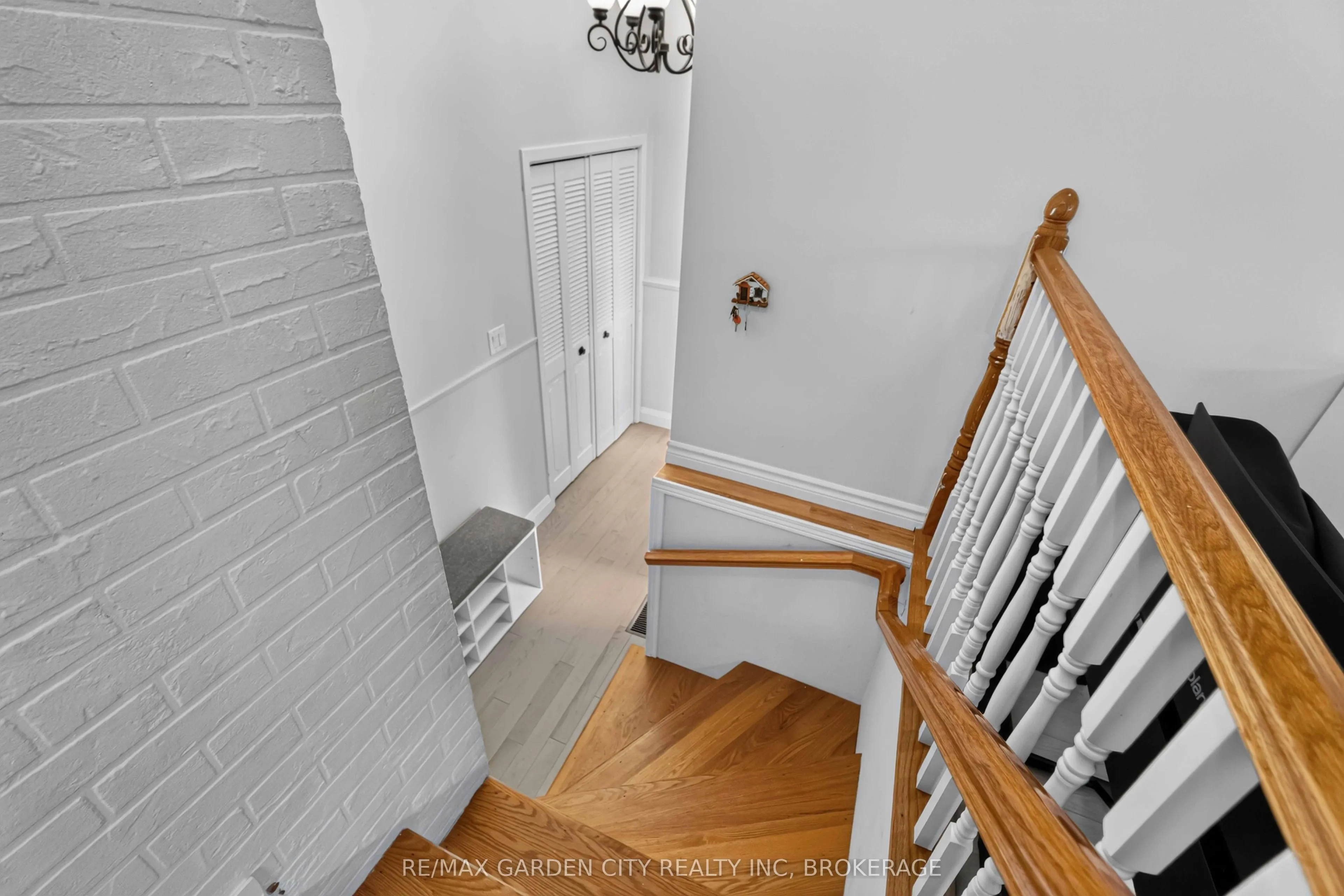 3 FALLINGBROOK Drive