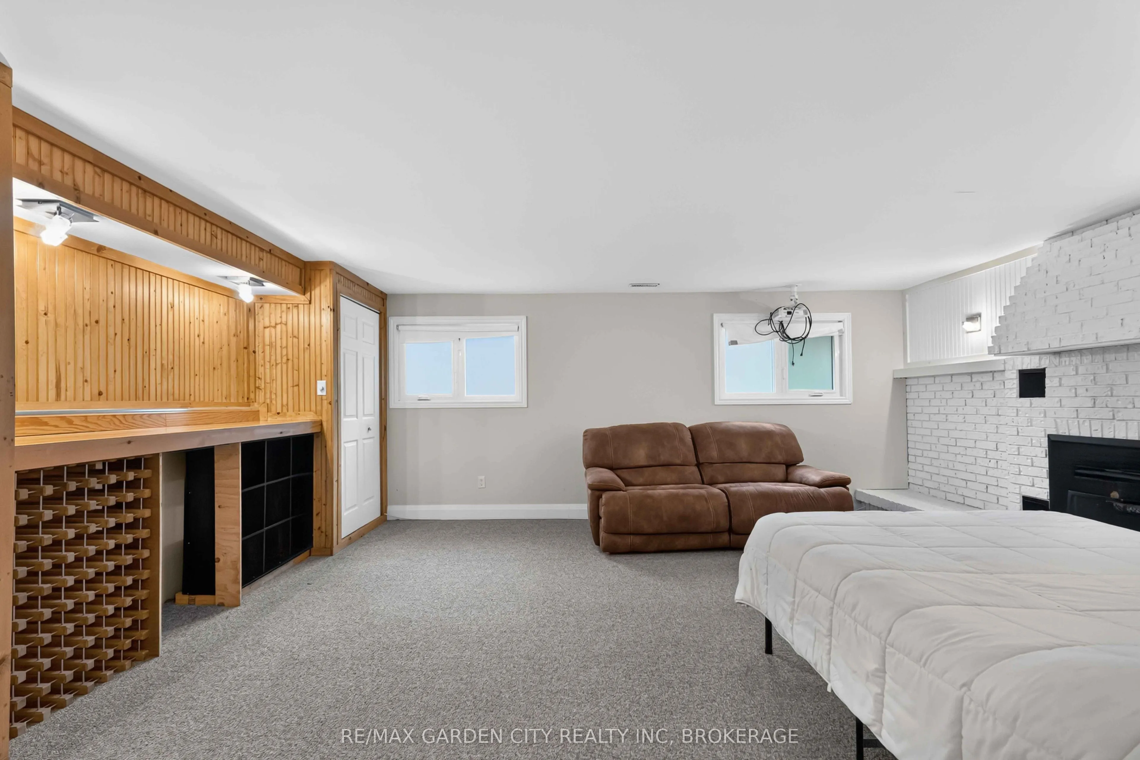 3 FALLINGBROOK Drive