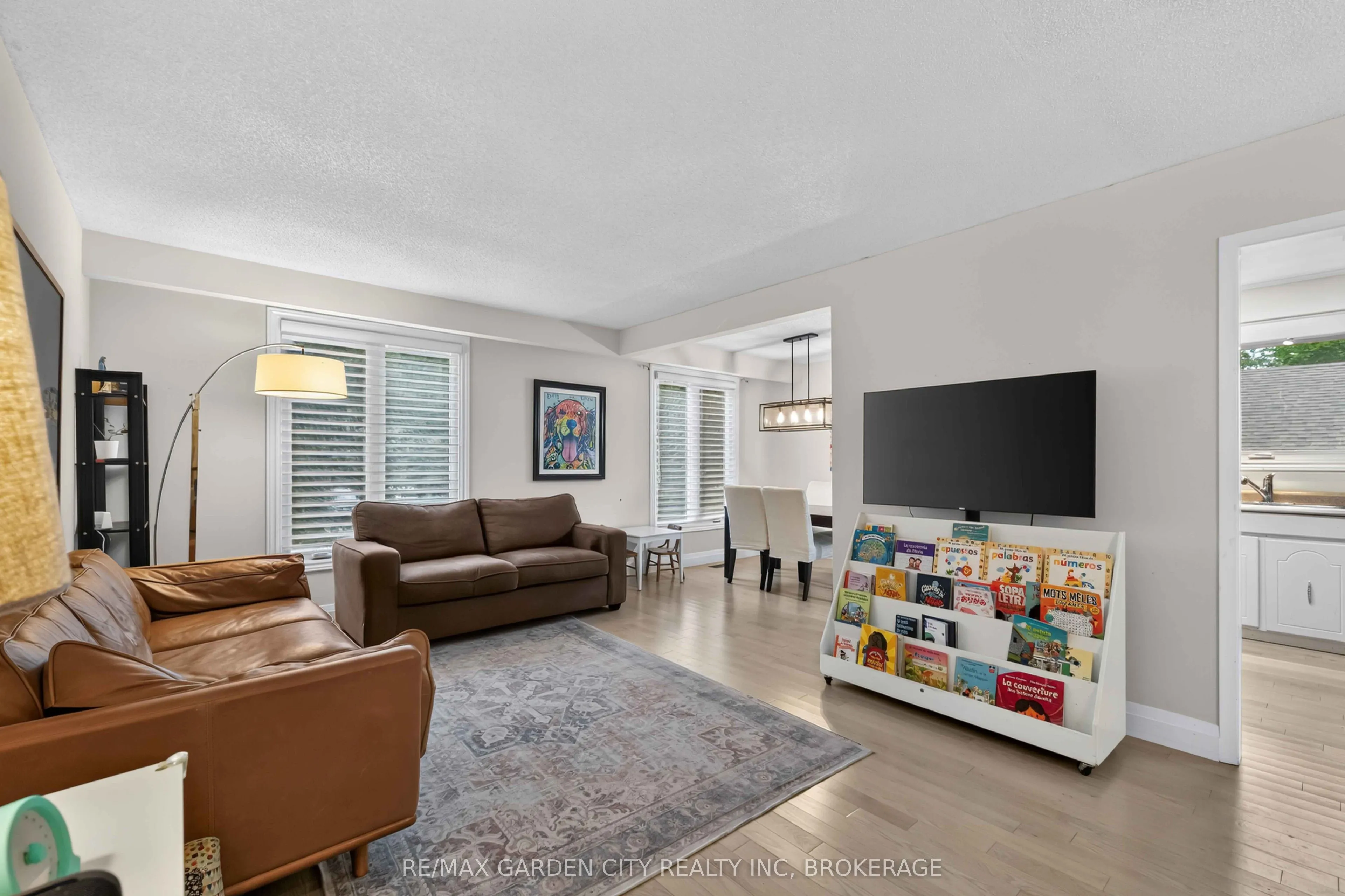 3 FALLINGBROOK Drive