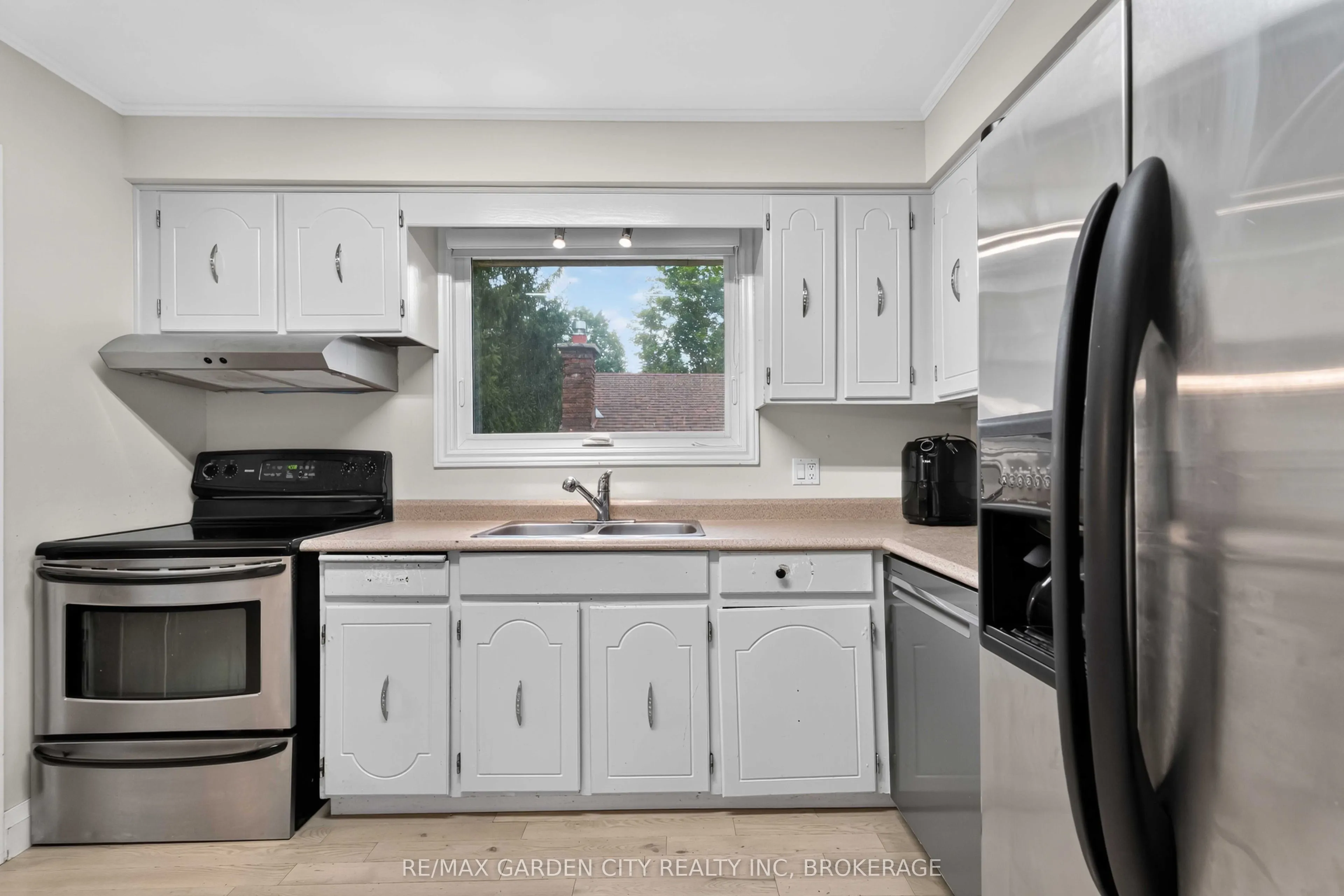 3 FALLINGBROOK Drive