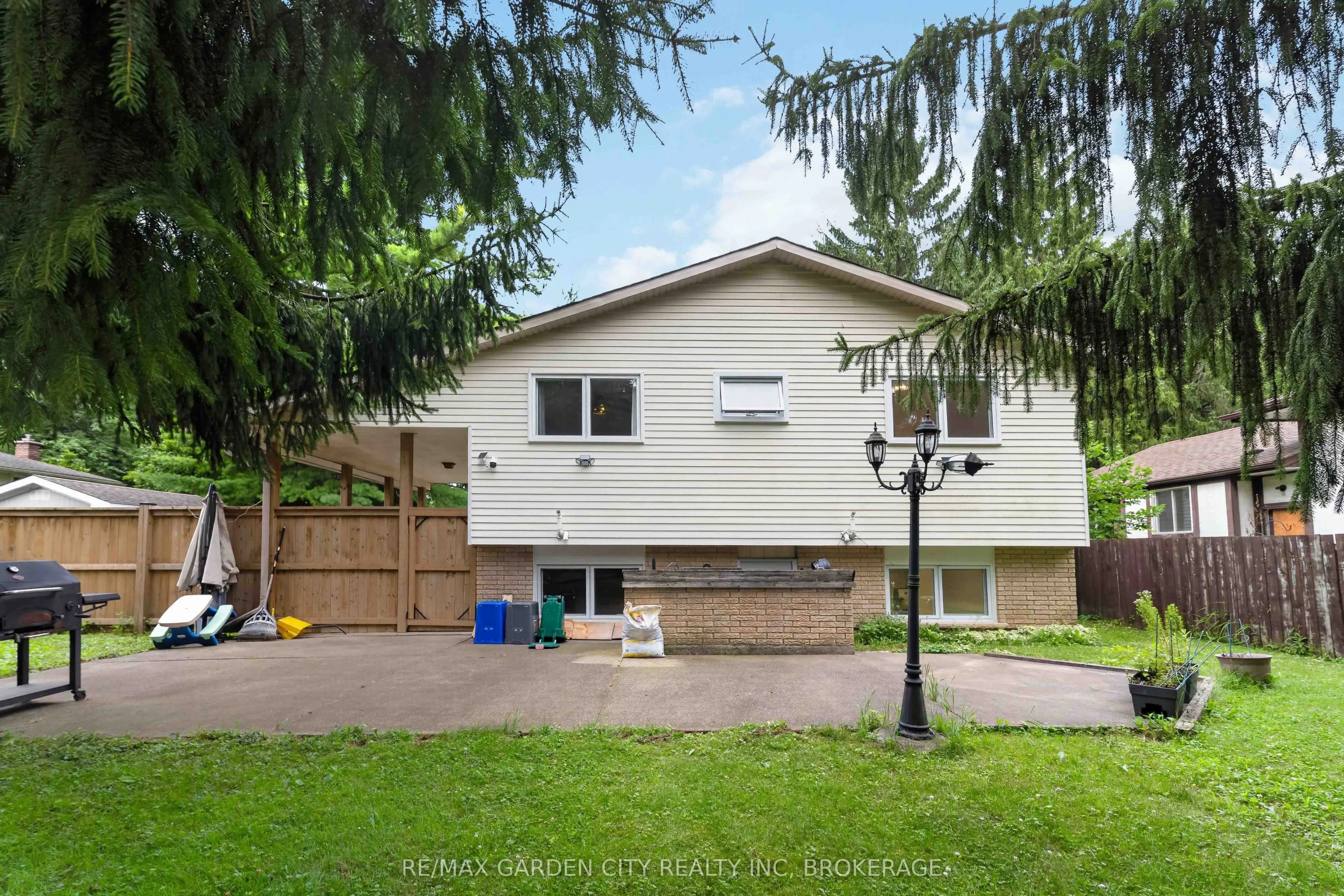 3 FALLINGBROOK Drive