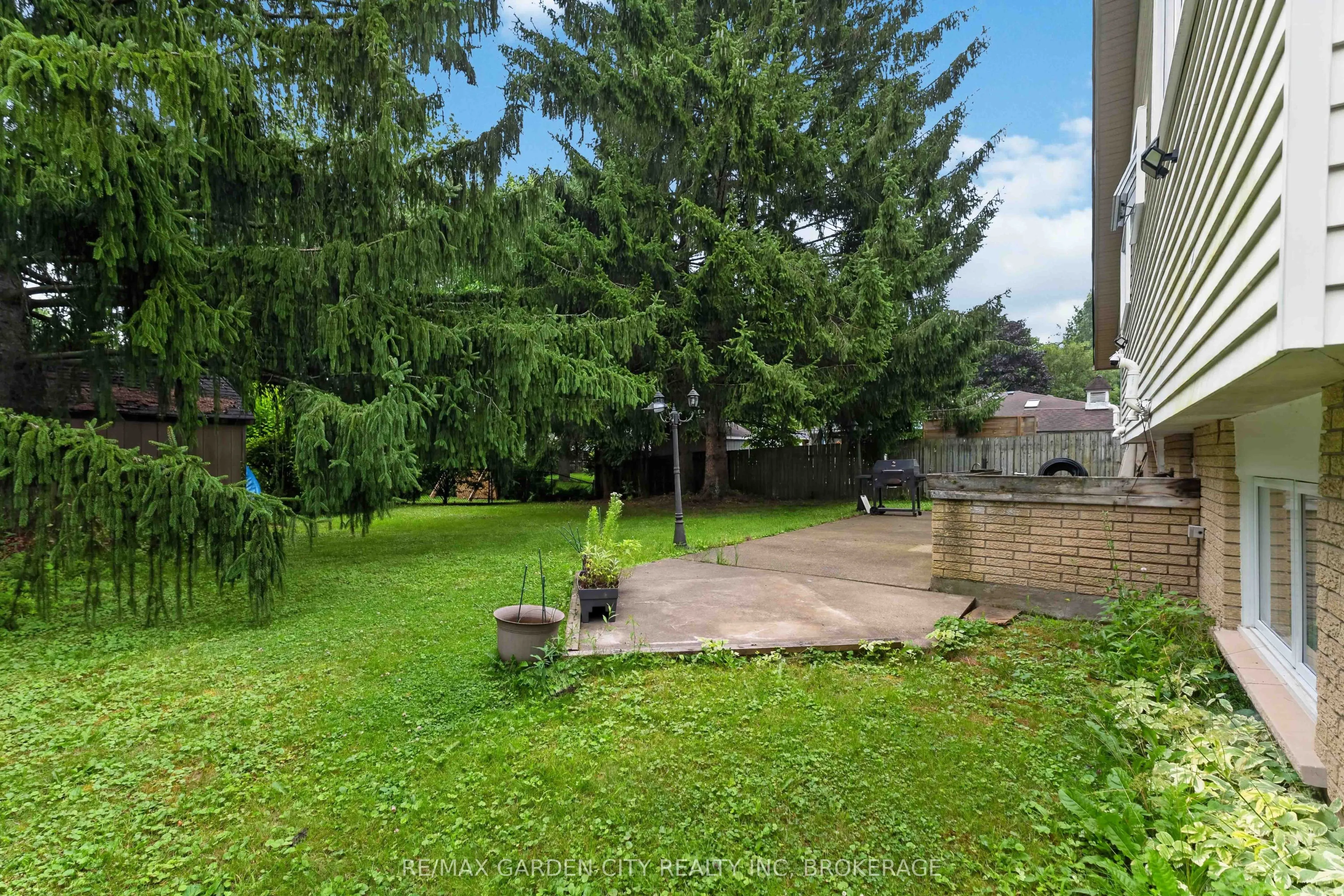 3 FALLINGBROOK Drive