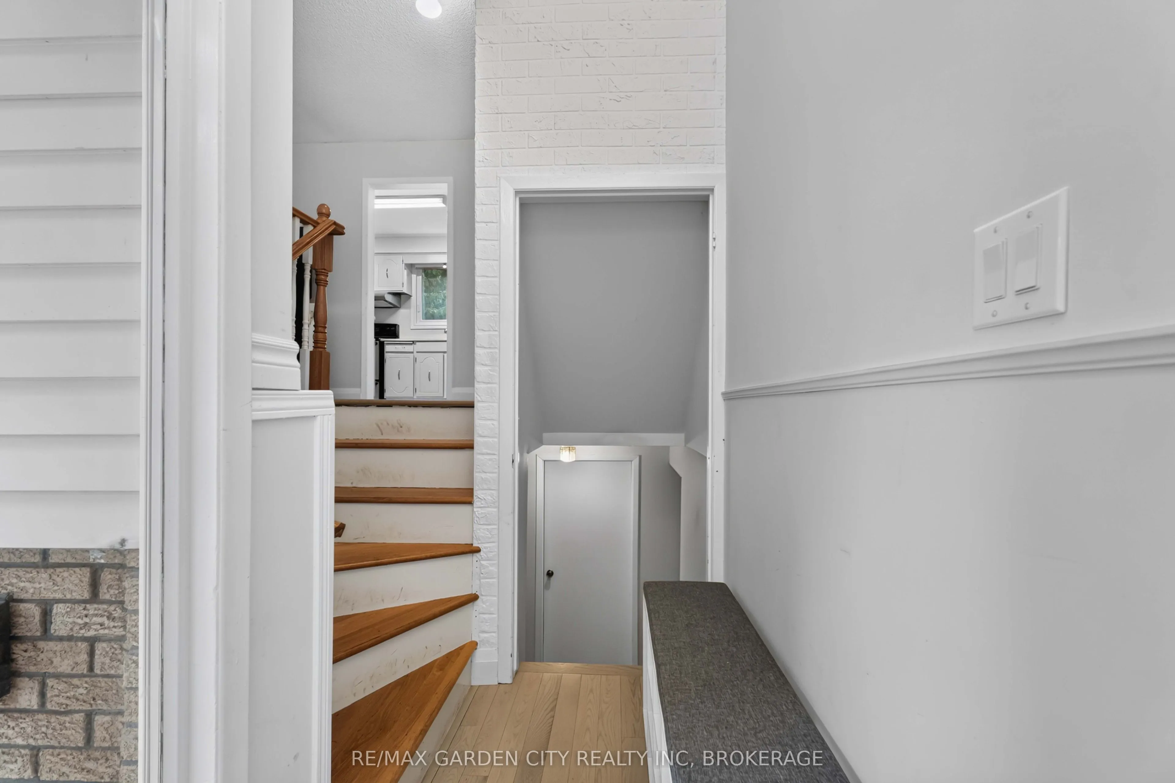3 FALLINGBROOK Drive