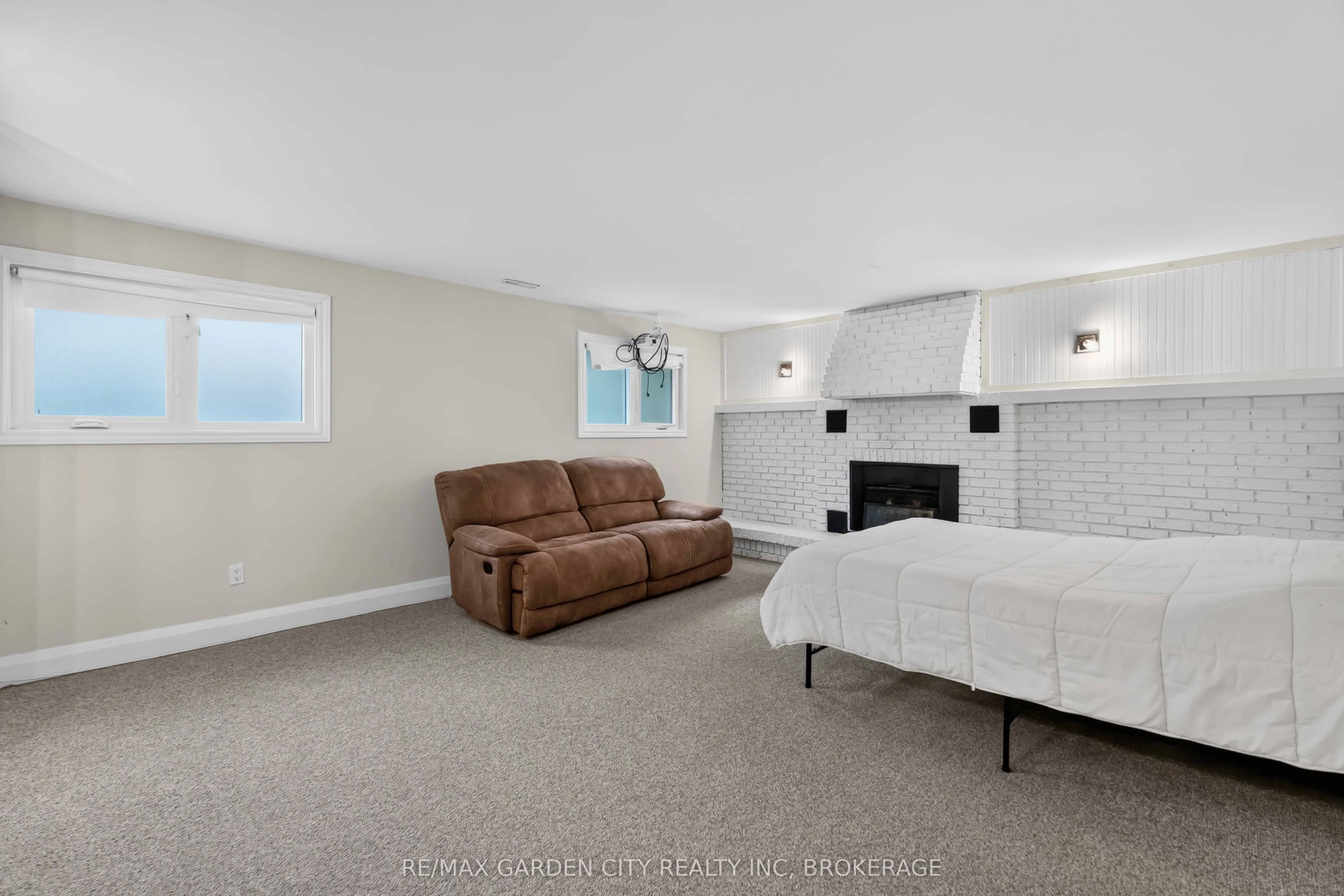 3 FALLINGBROOK Drive