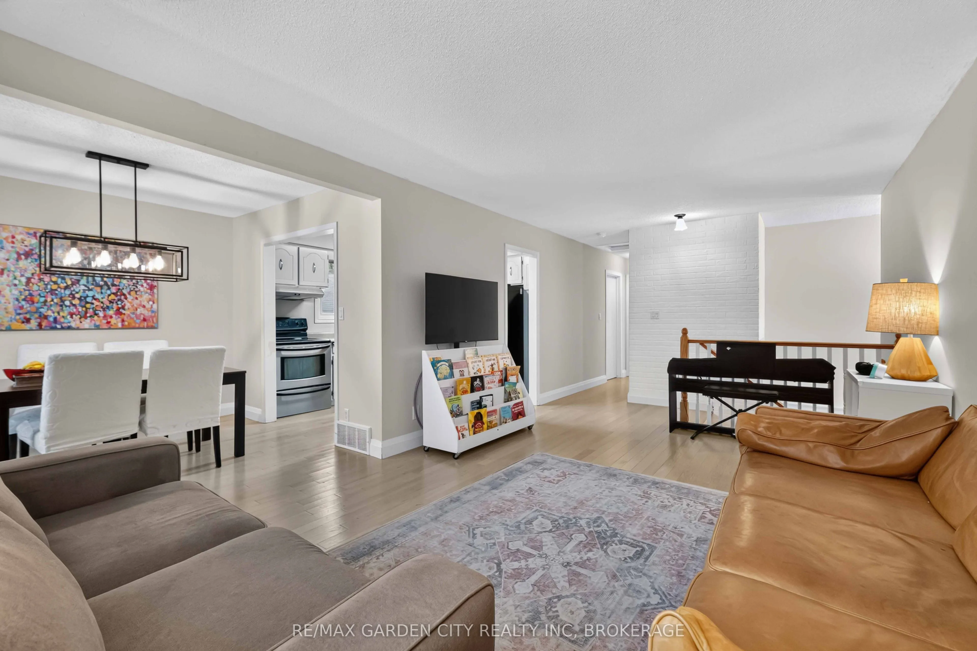 3 FALLINGBROOK Drive