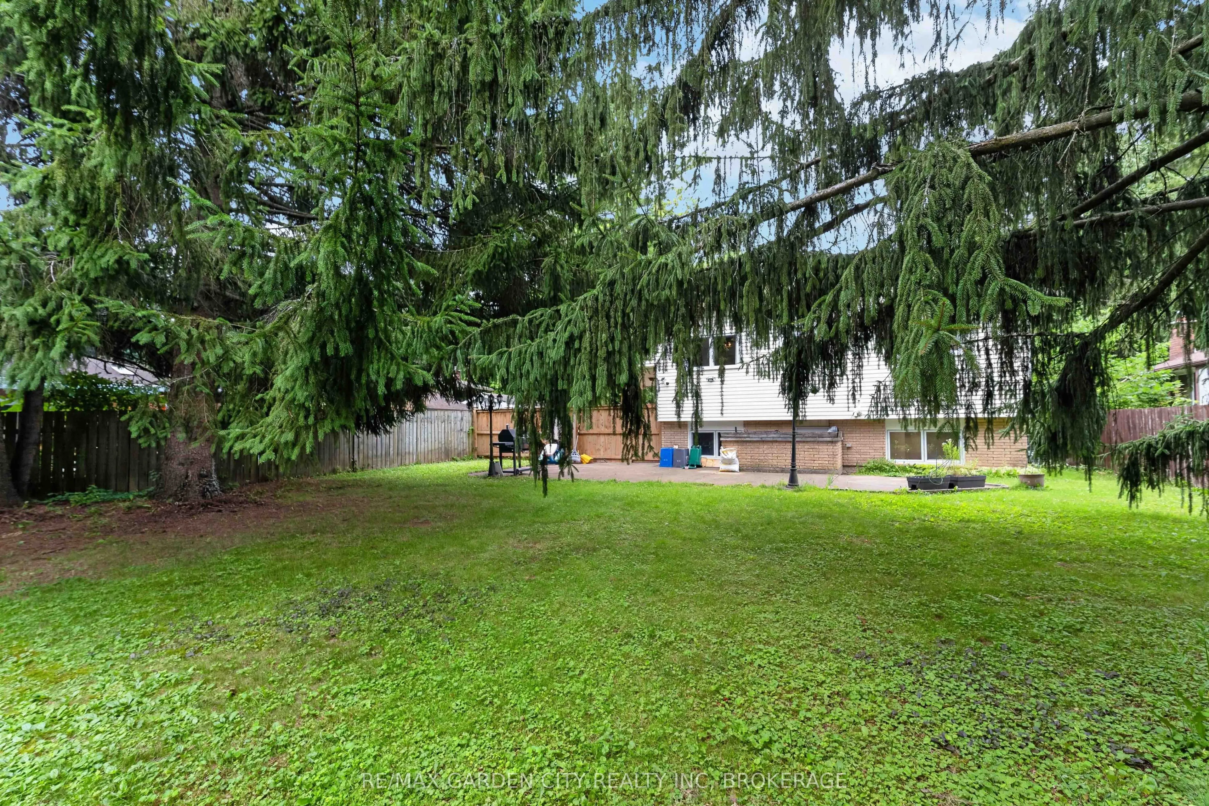 3 FALLINGBROOK Drive