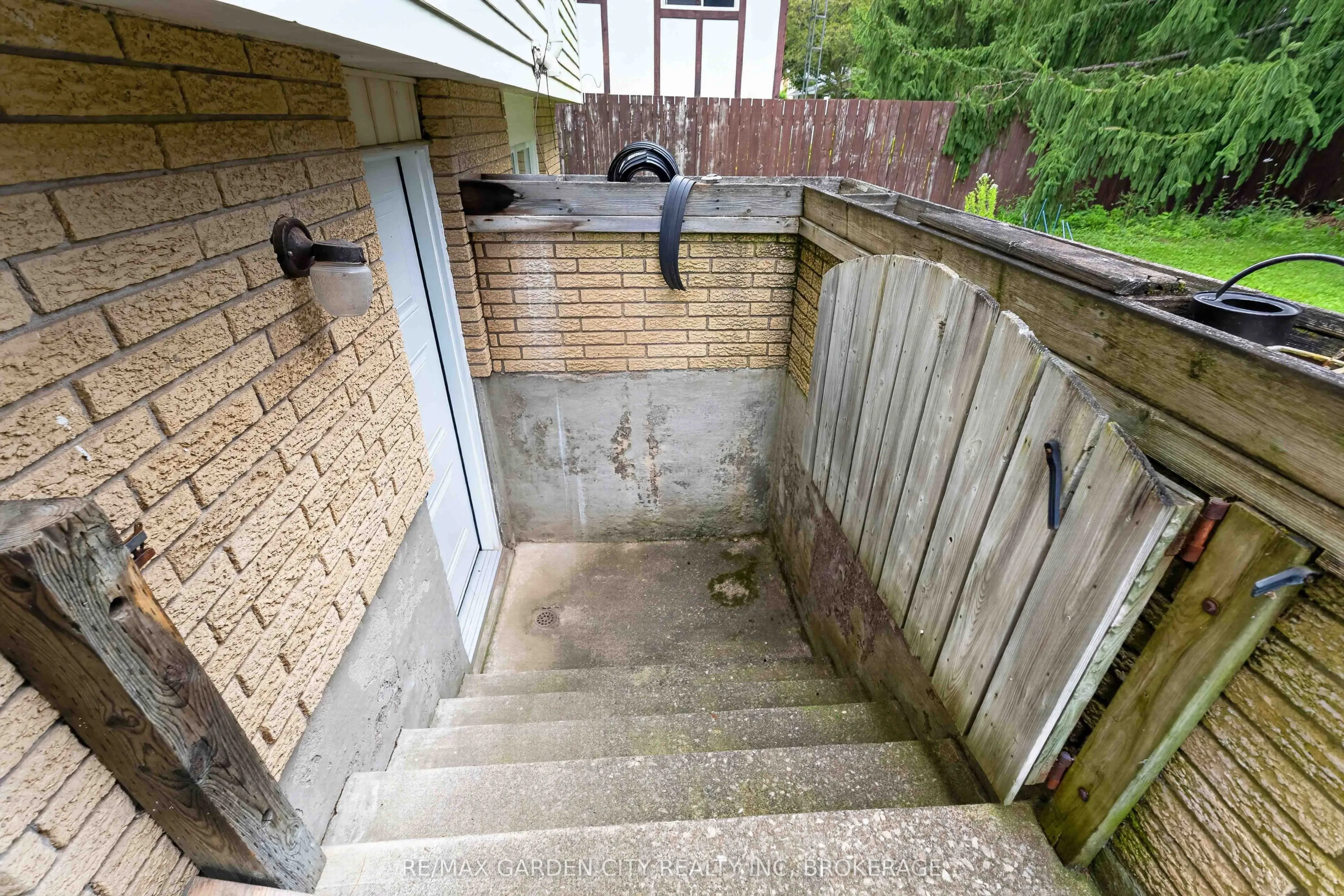 3 FALLINGBROOK Drive