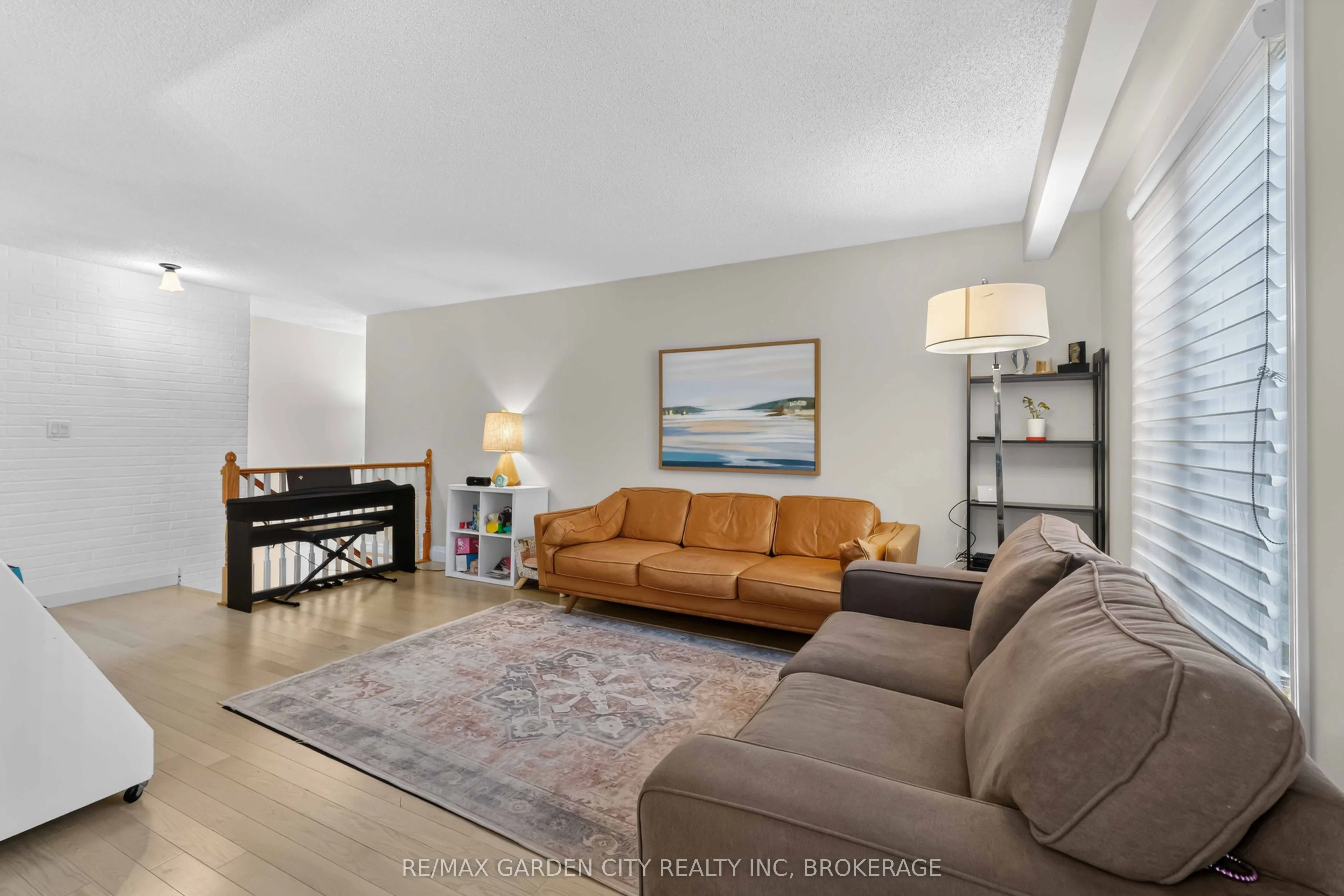 3 FALLINGBROOK Drive