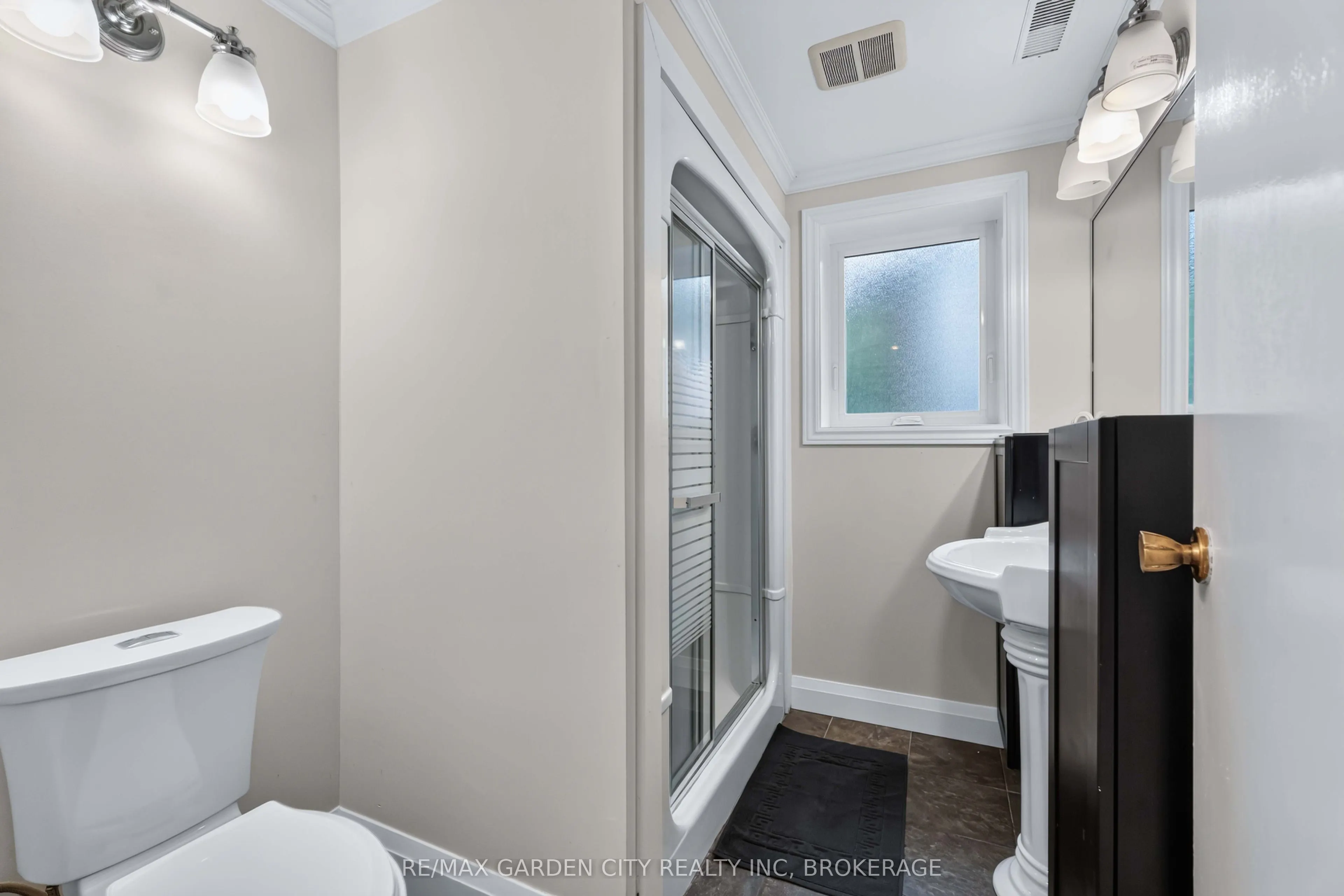 3 FALLINGBROOK Drive