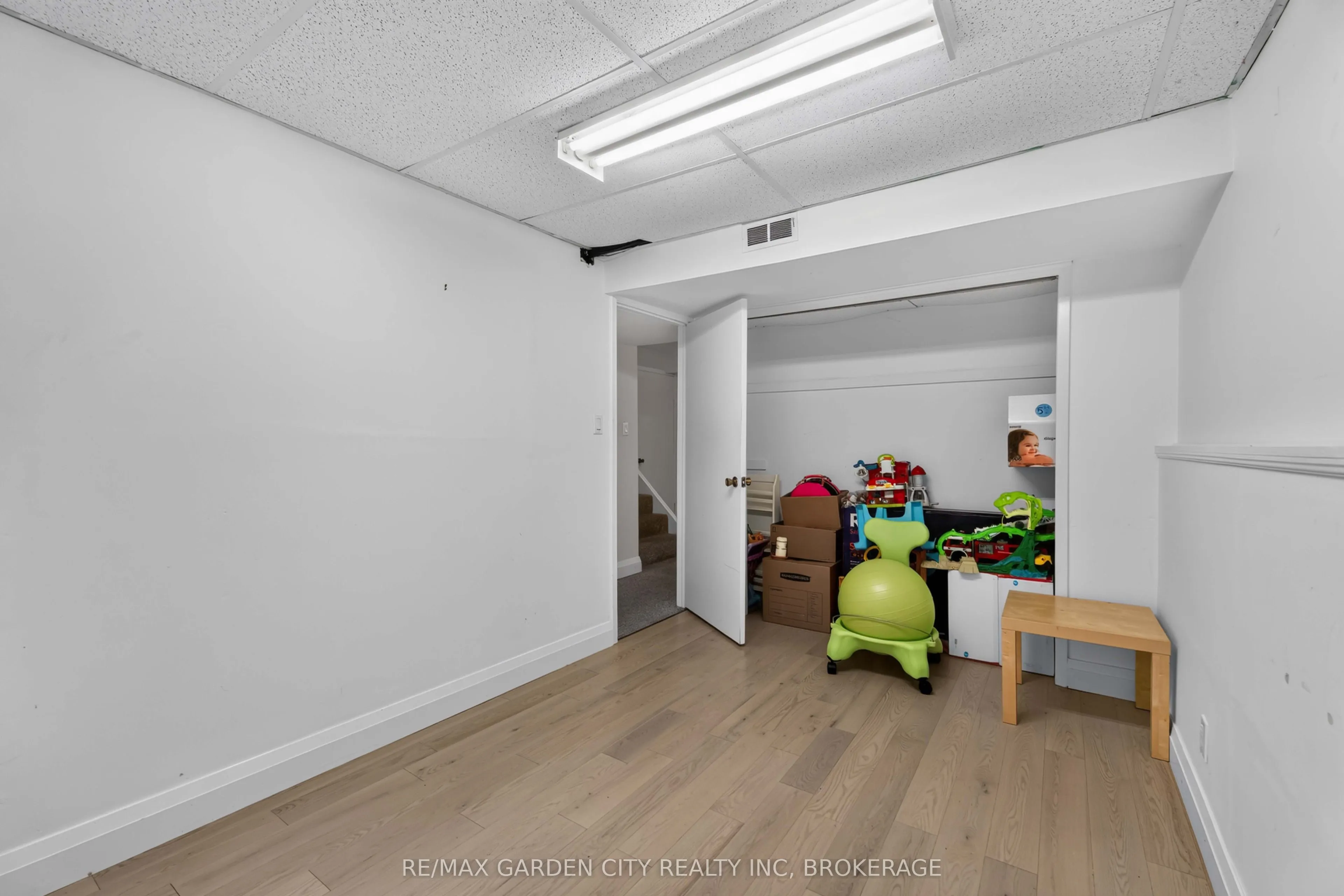 3 FALLINGBROOK Drive