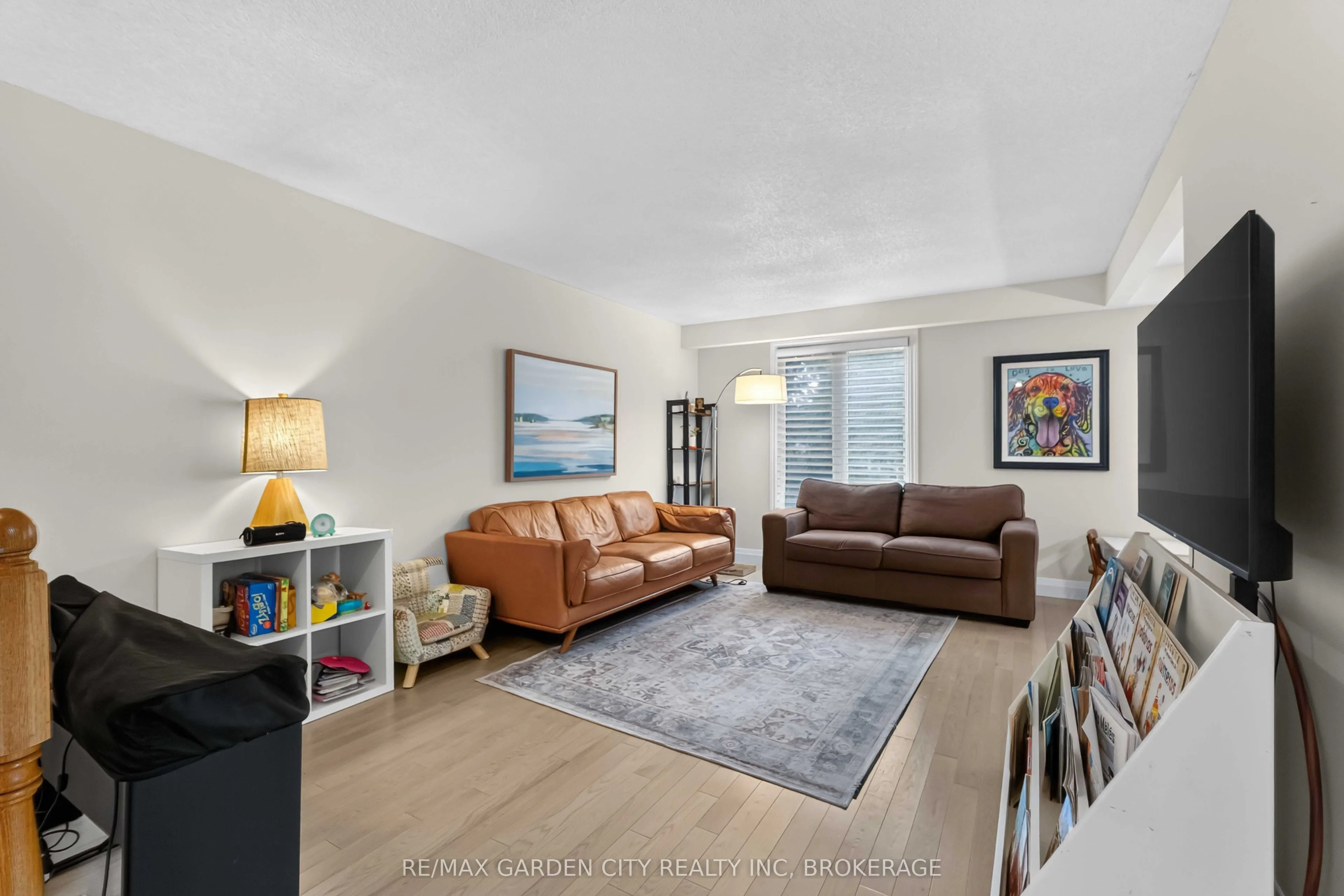 3 FALLINGBROOK Drive