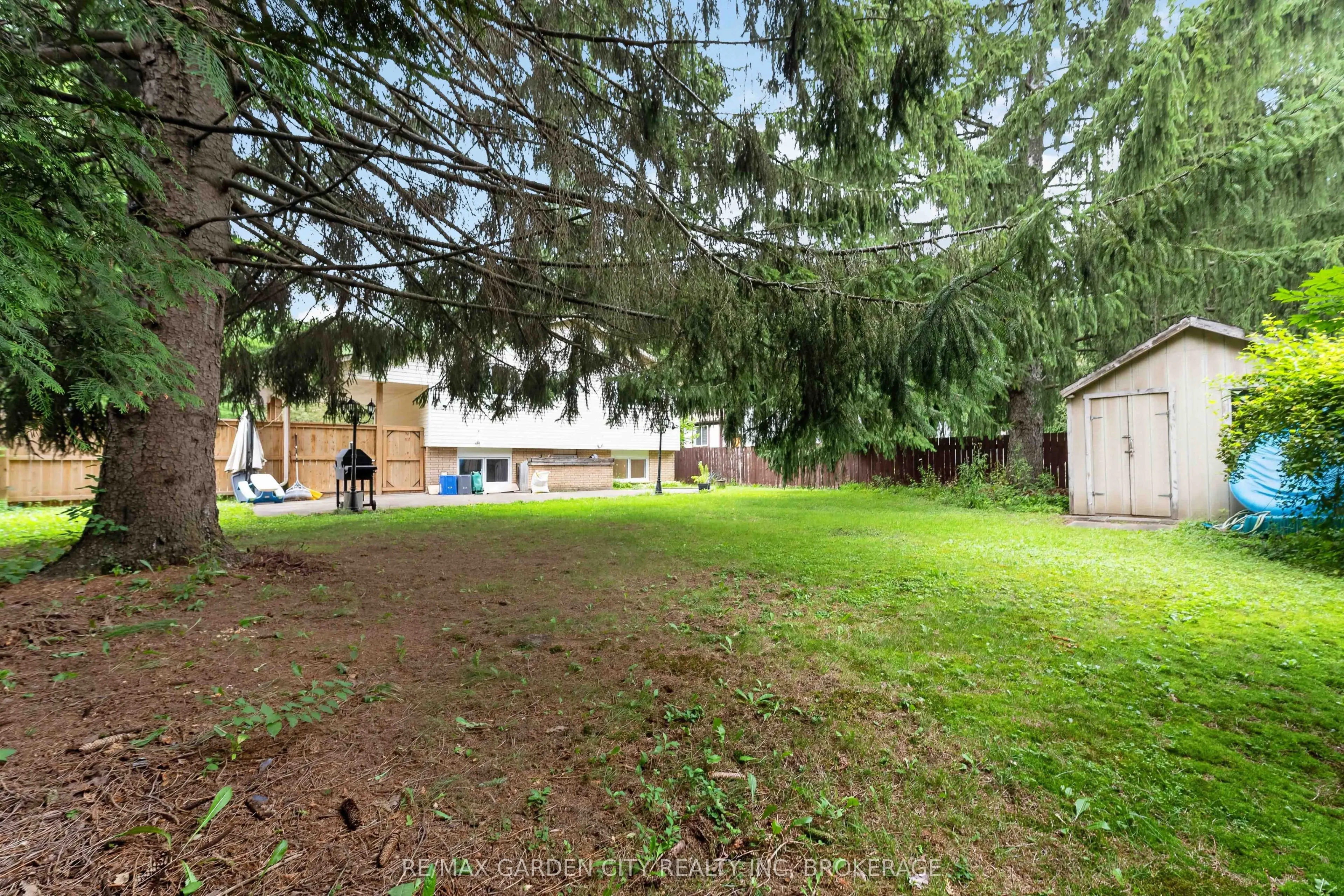 3 FALLINGBROOK Drive