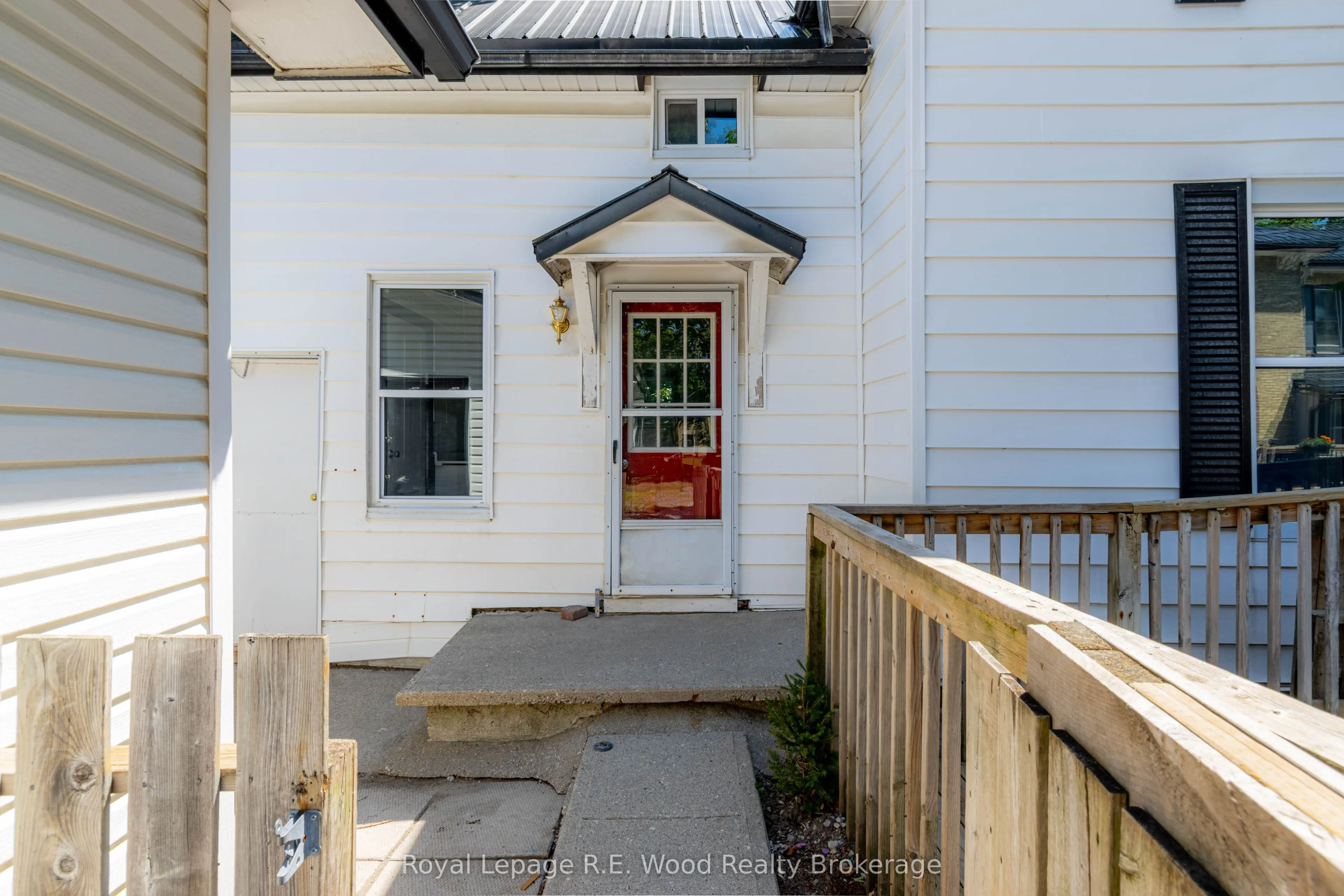 311 TALBOT Street E