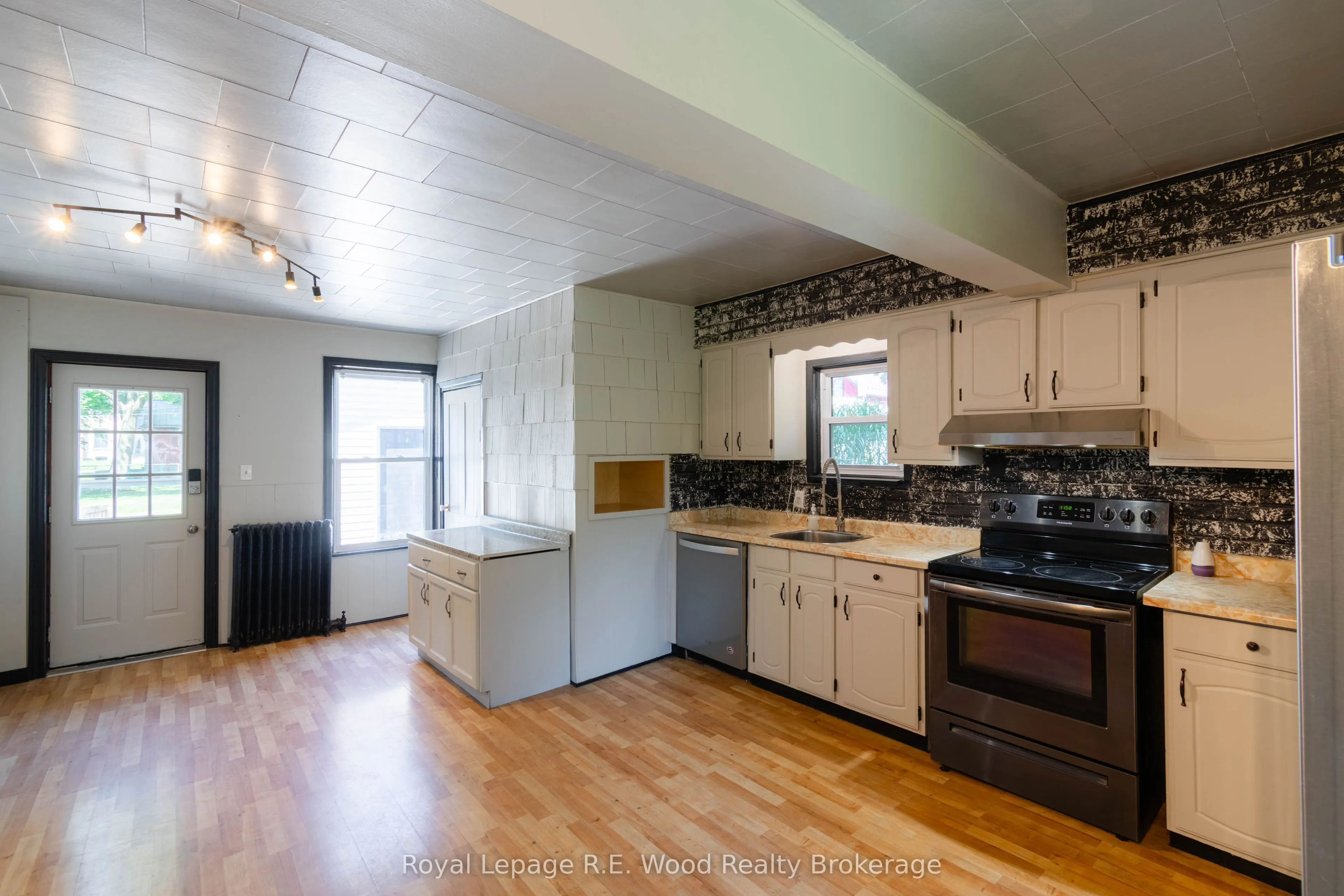 311 TALBOT Street E