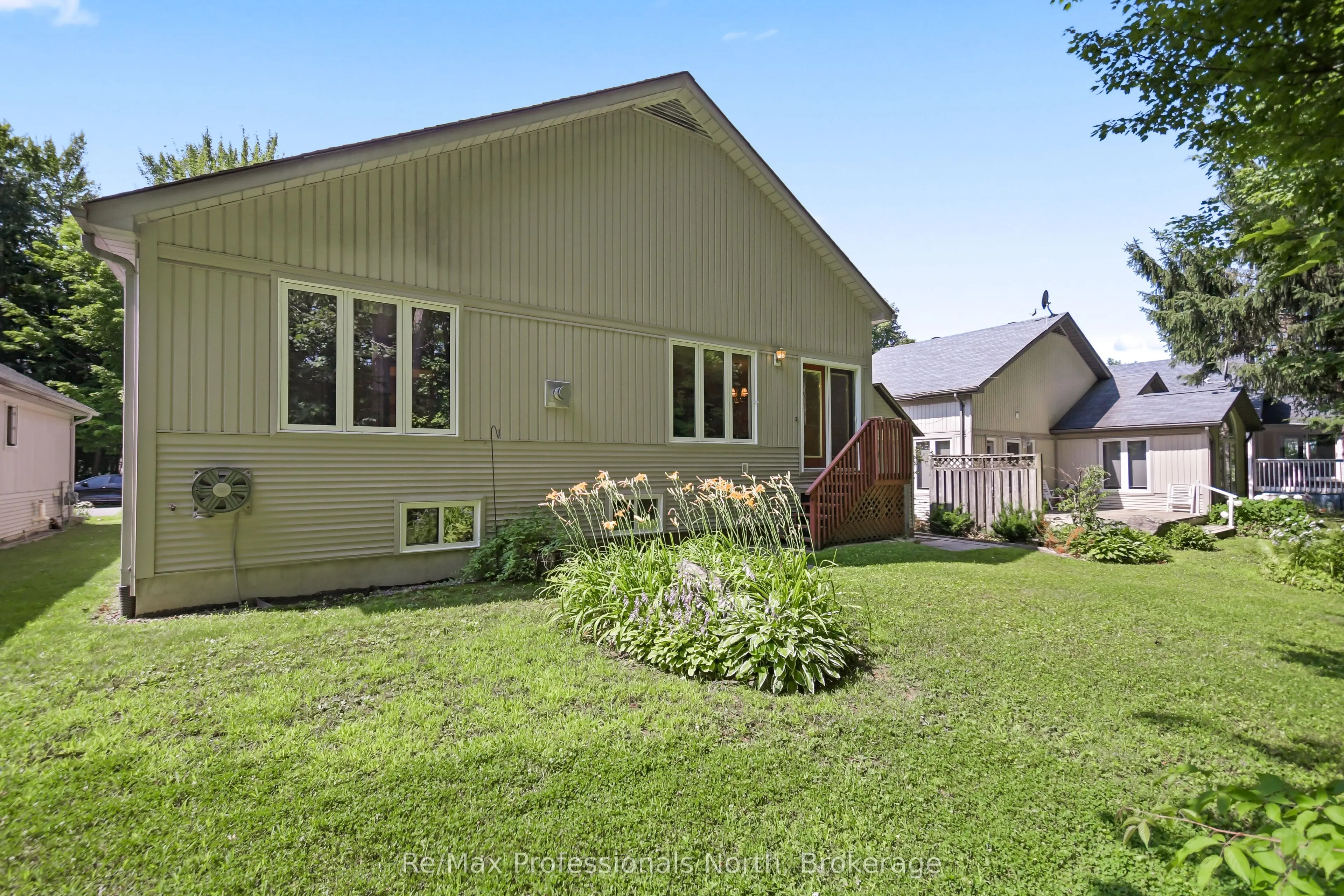 60 Pineridge Gate