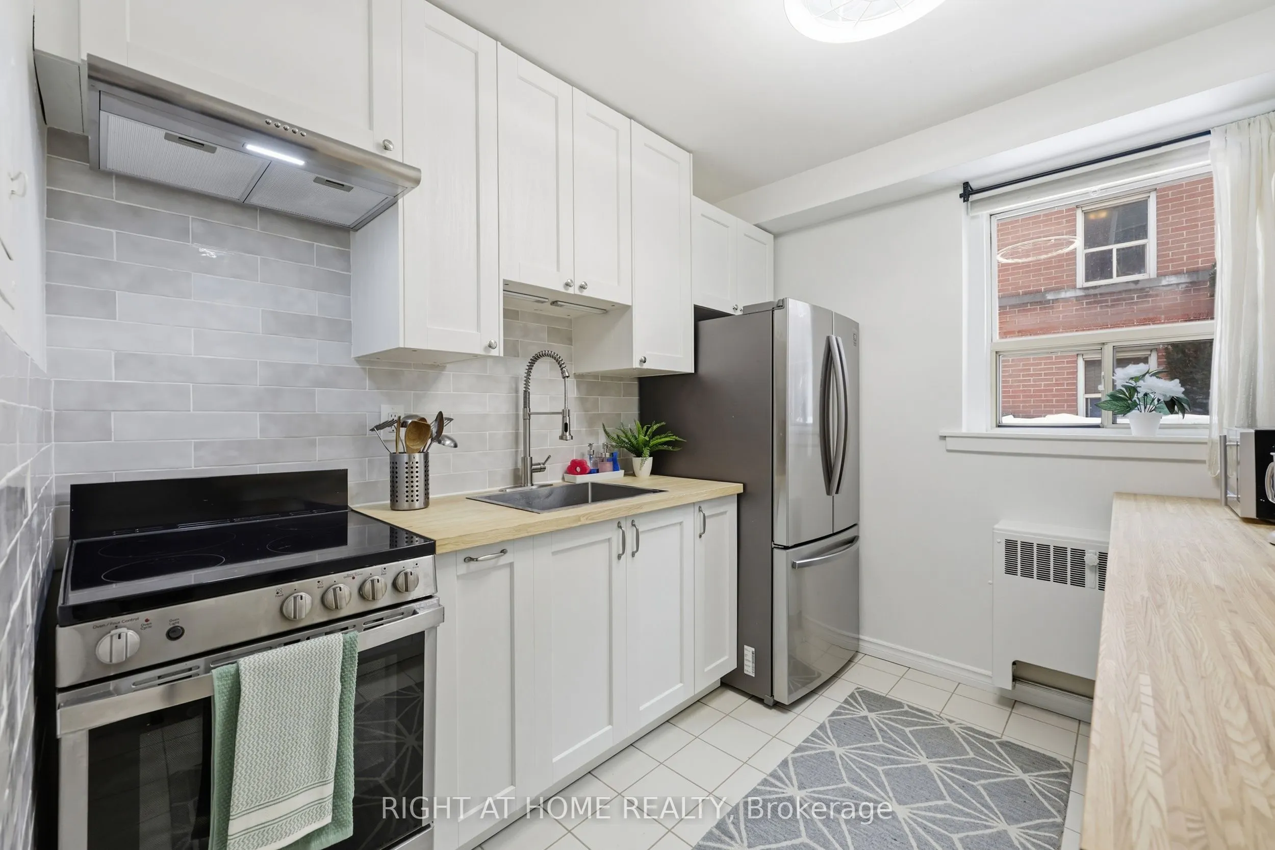 223 MacNab Street S #11