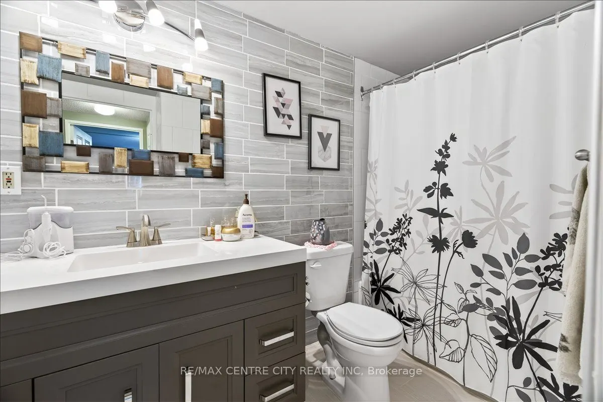 31 Victoria Street S #102