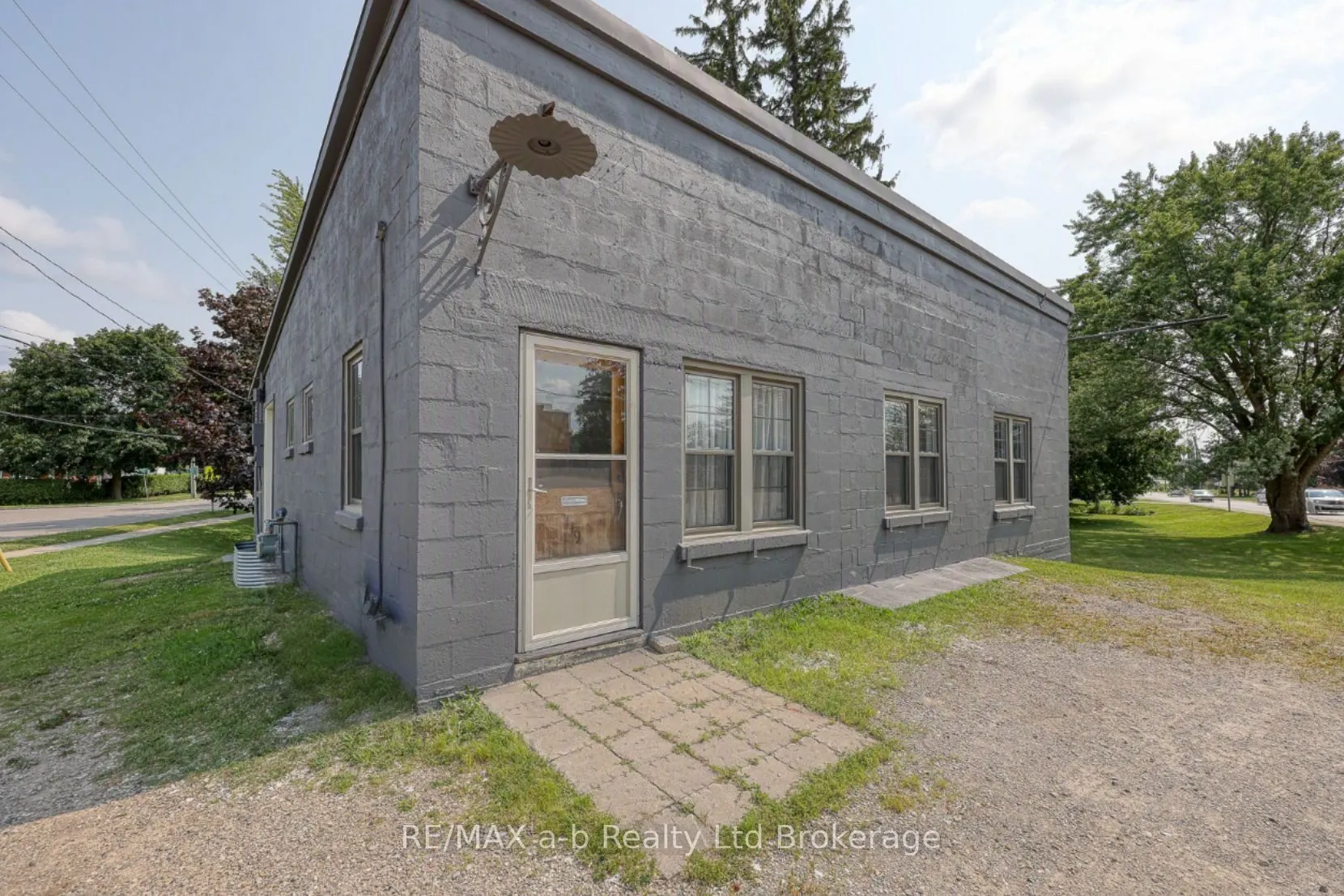 119 Woodstock Street S