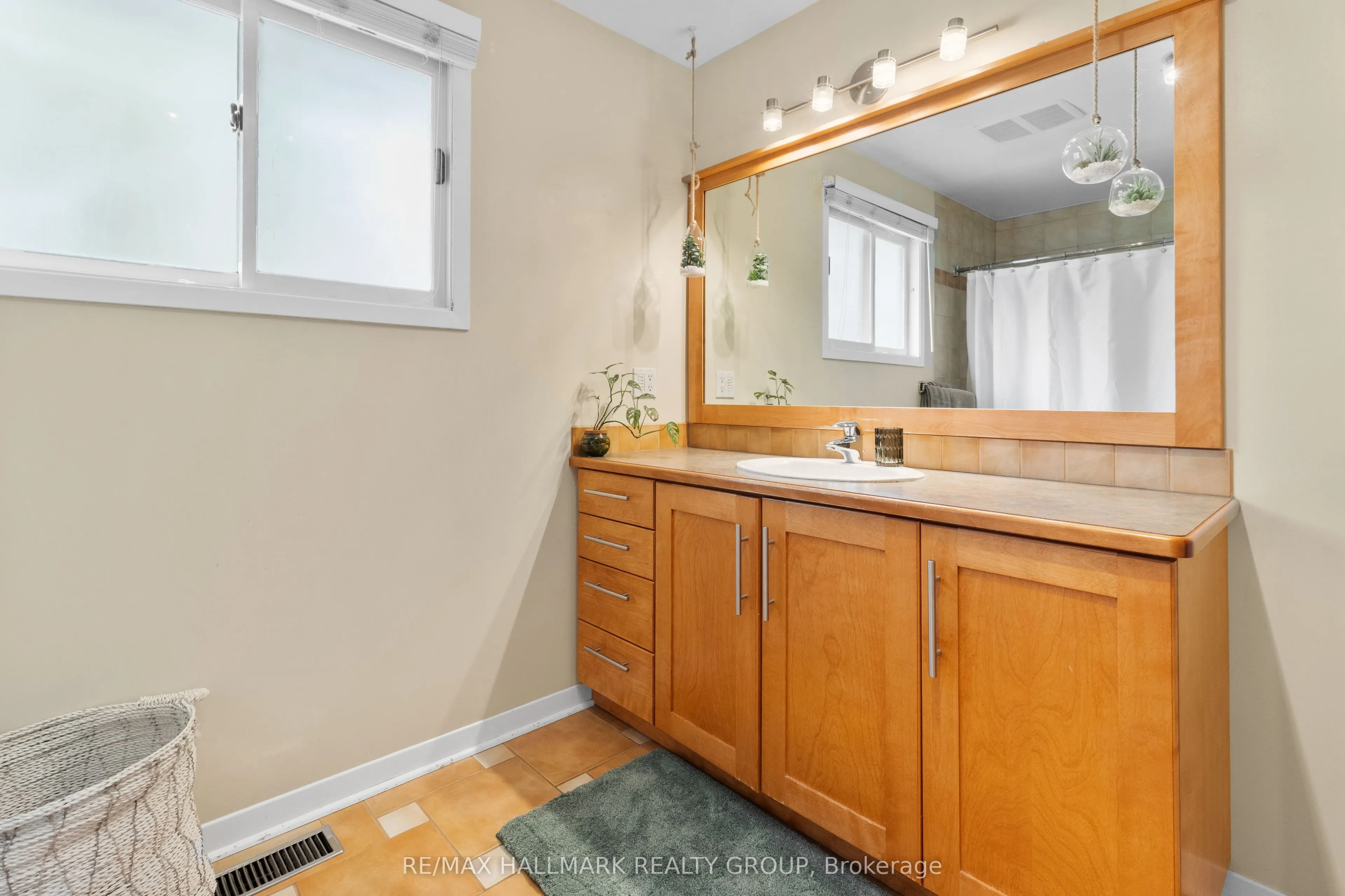 932 Dresden Crescent