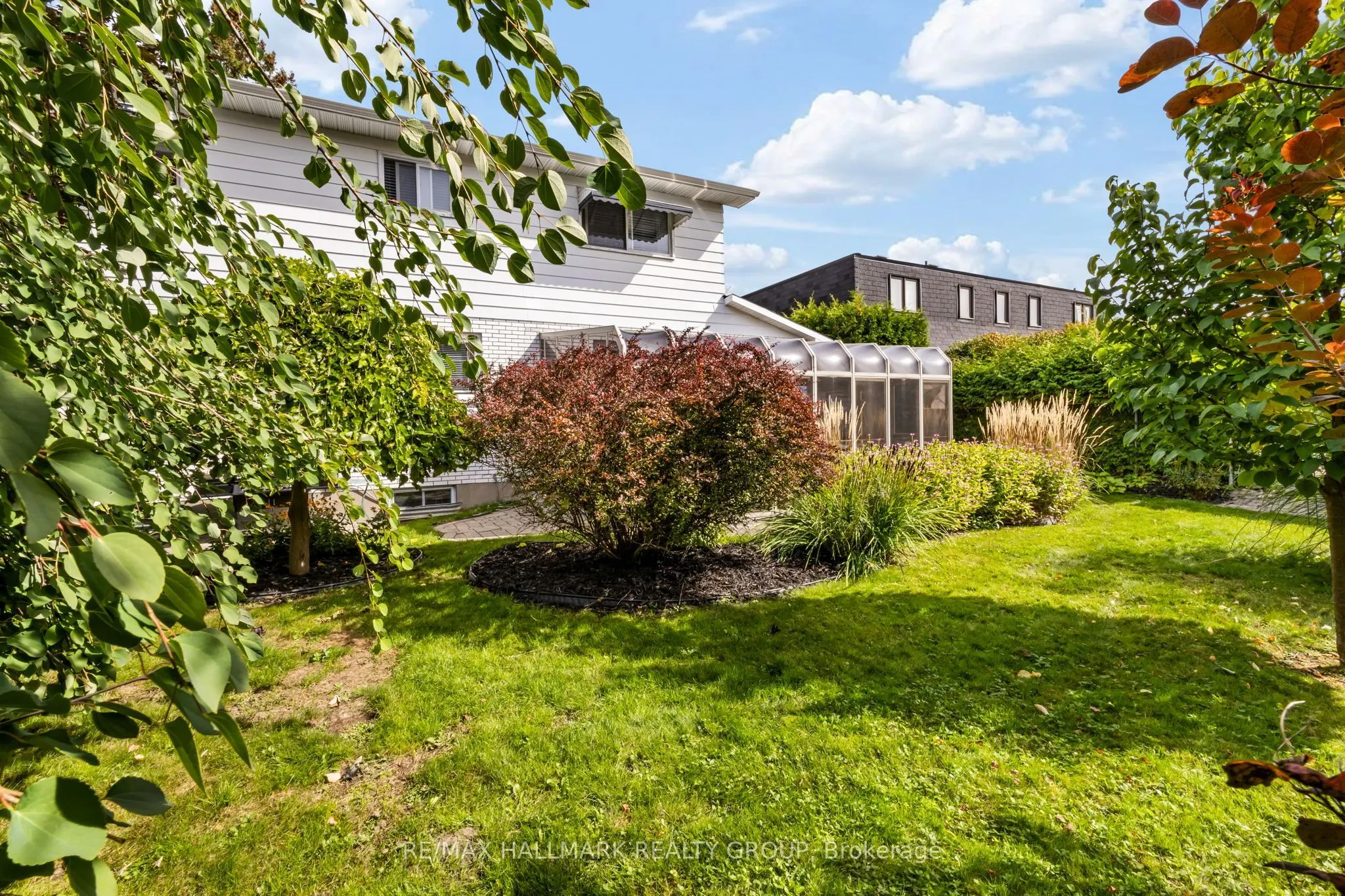 932 Dresden Crescent