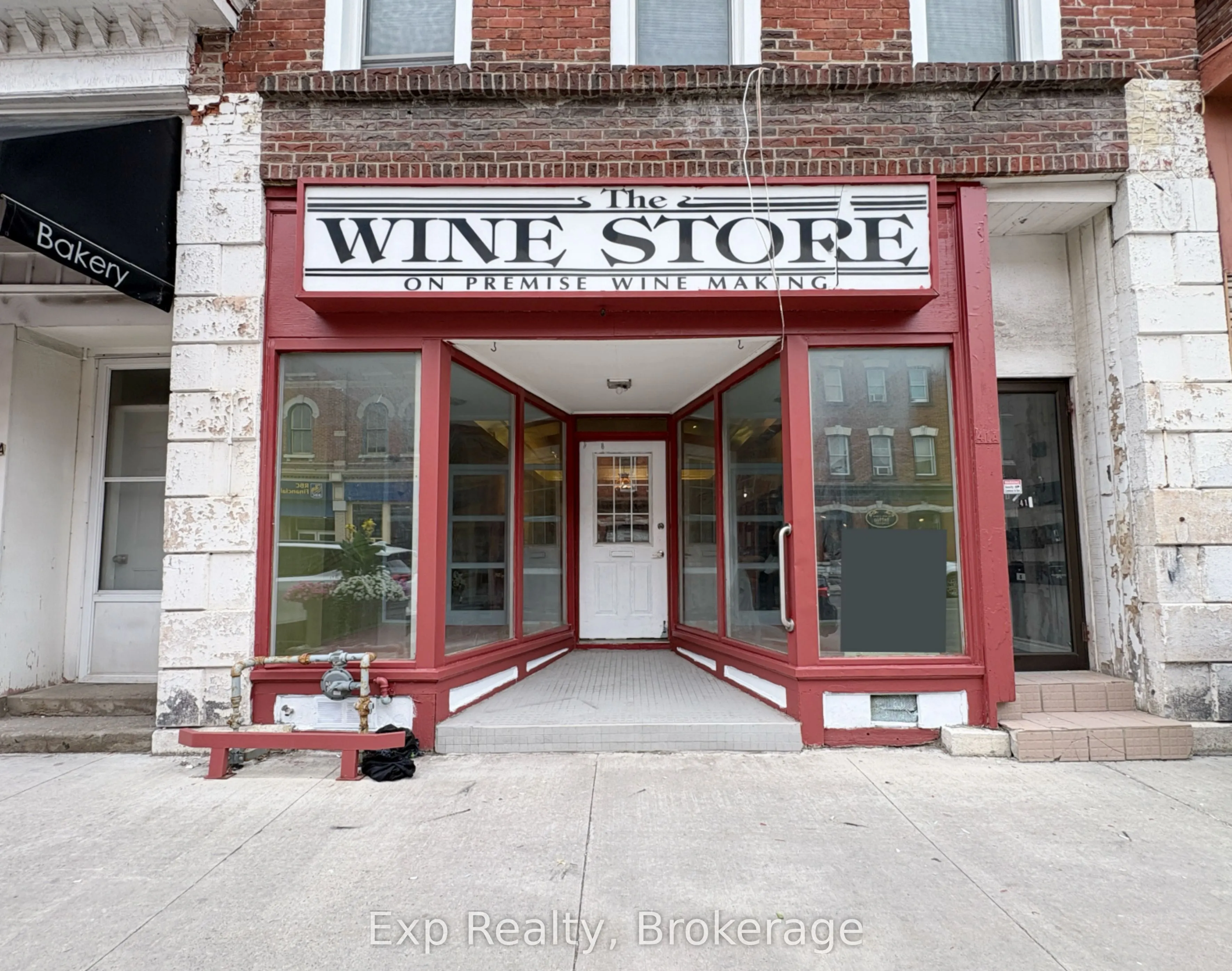 41 Dundas Street E