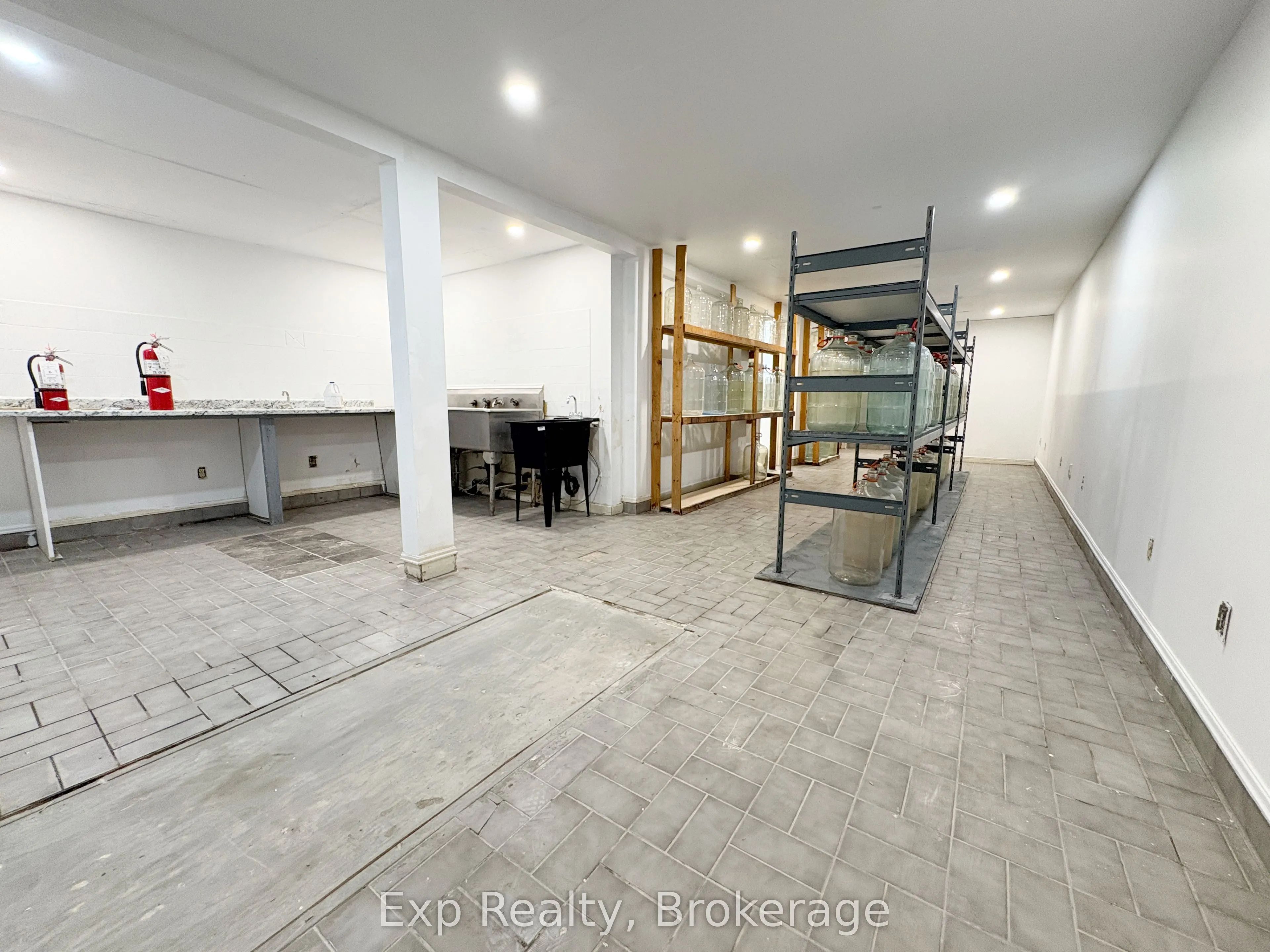 41 Dundas Street E