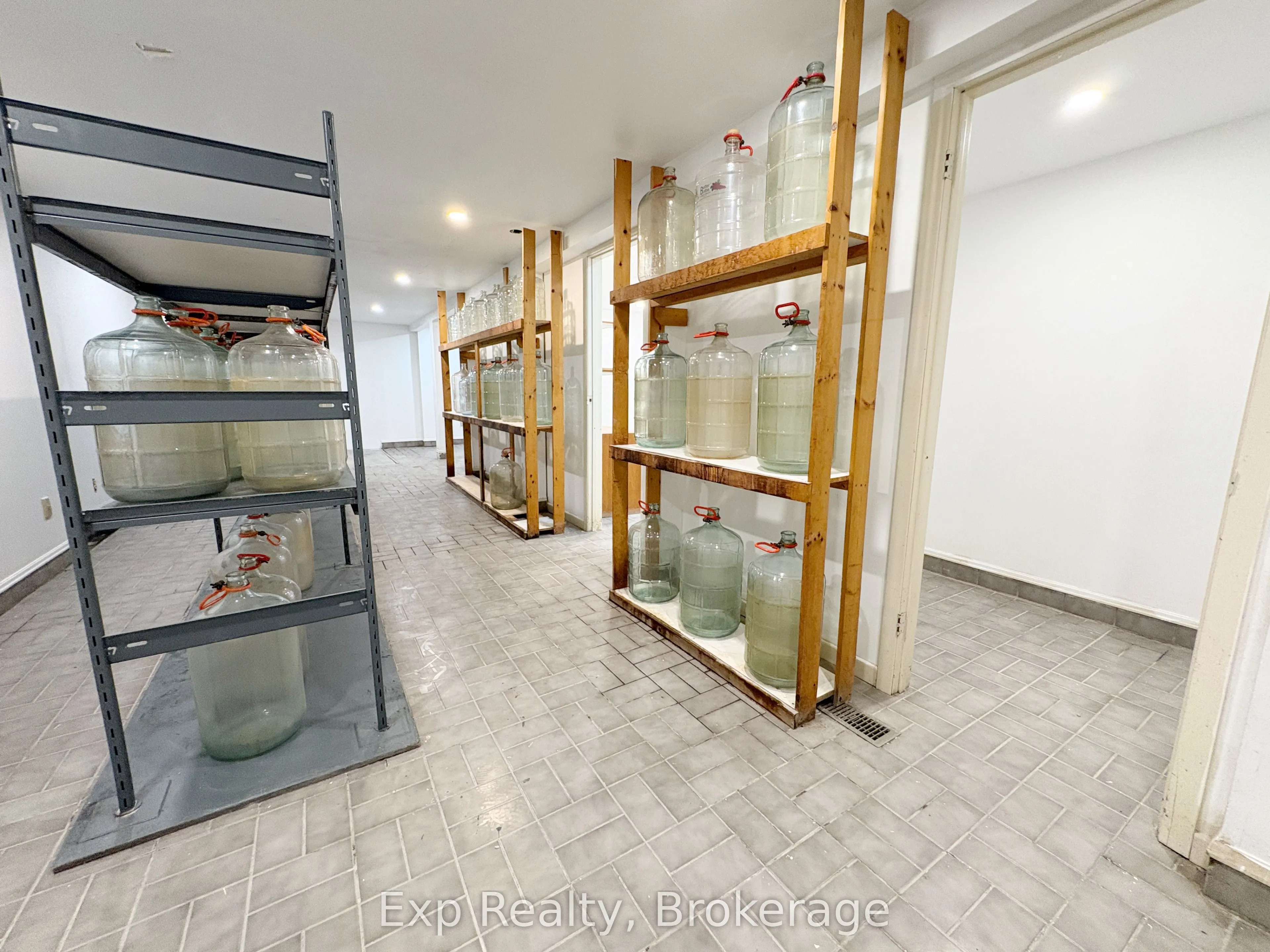 41 Dundas Street E