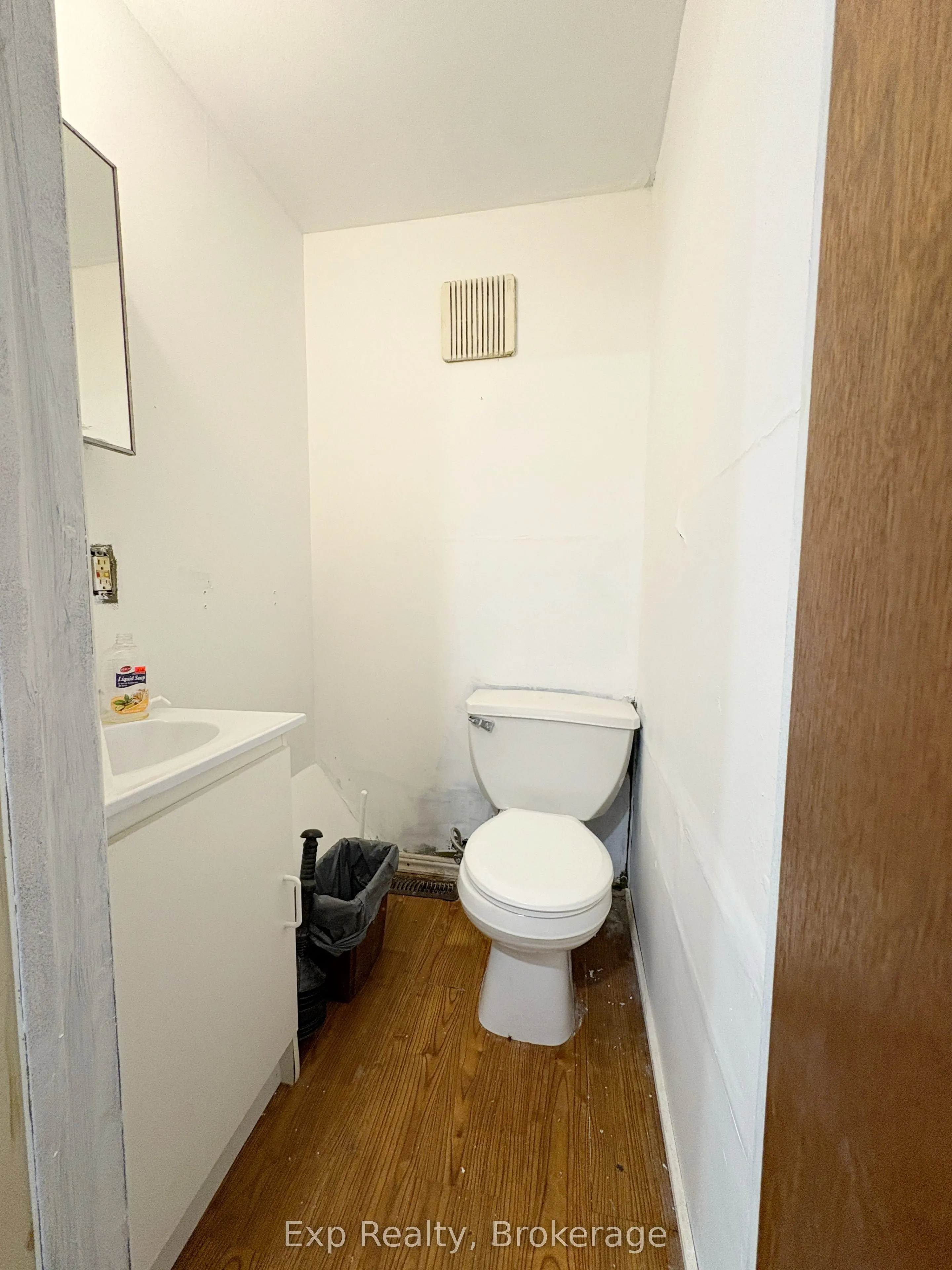 41 Dundas Street E