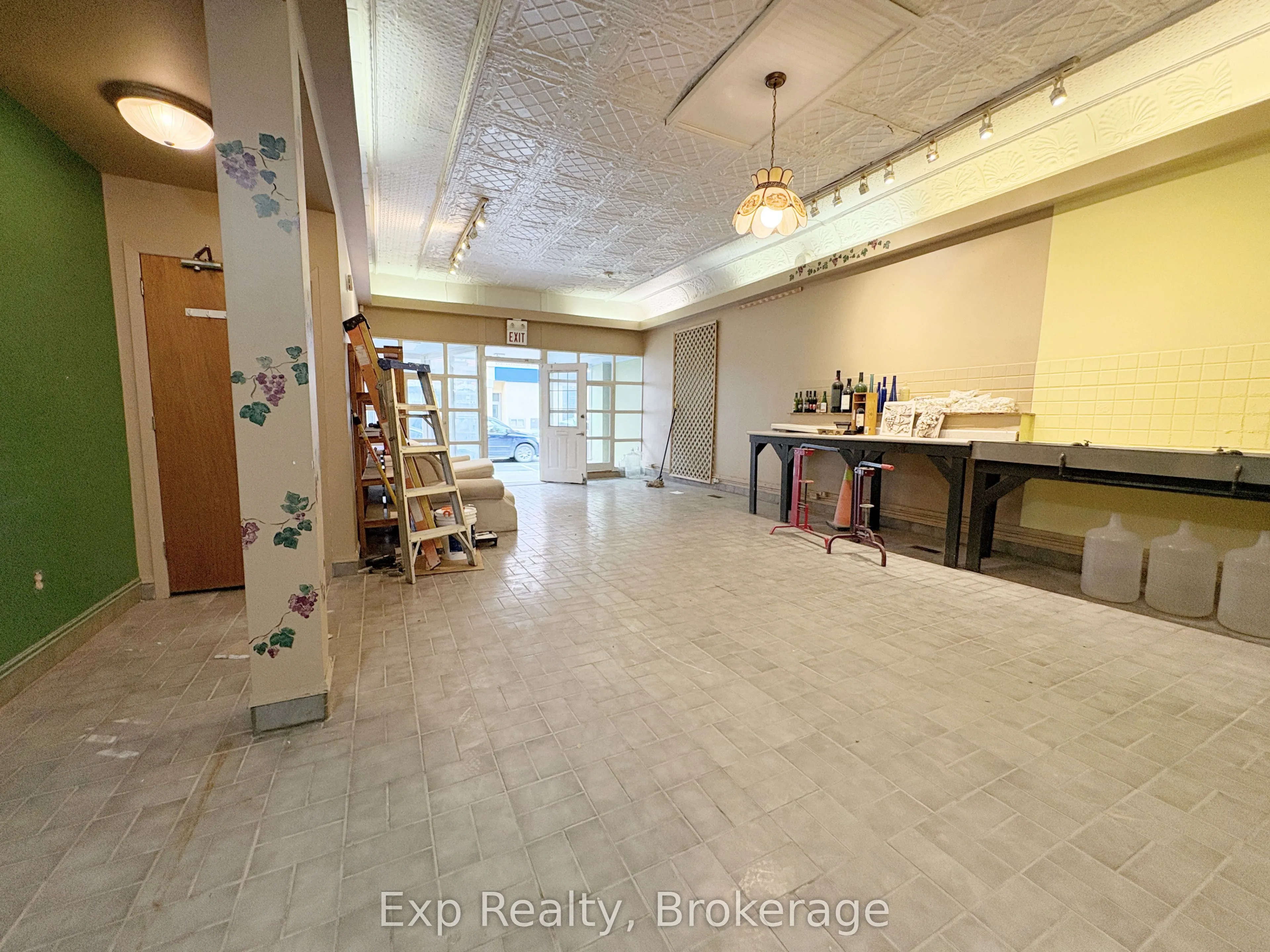 41 Dundas Street E