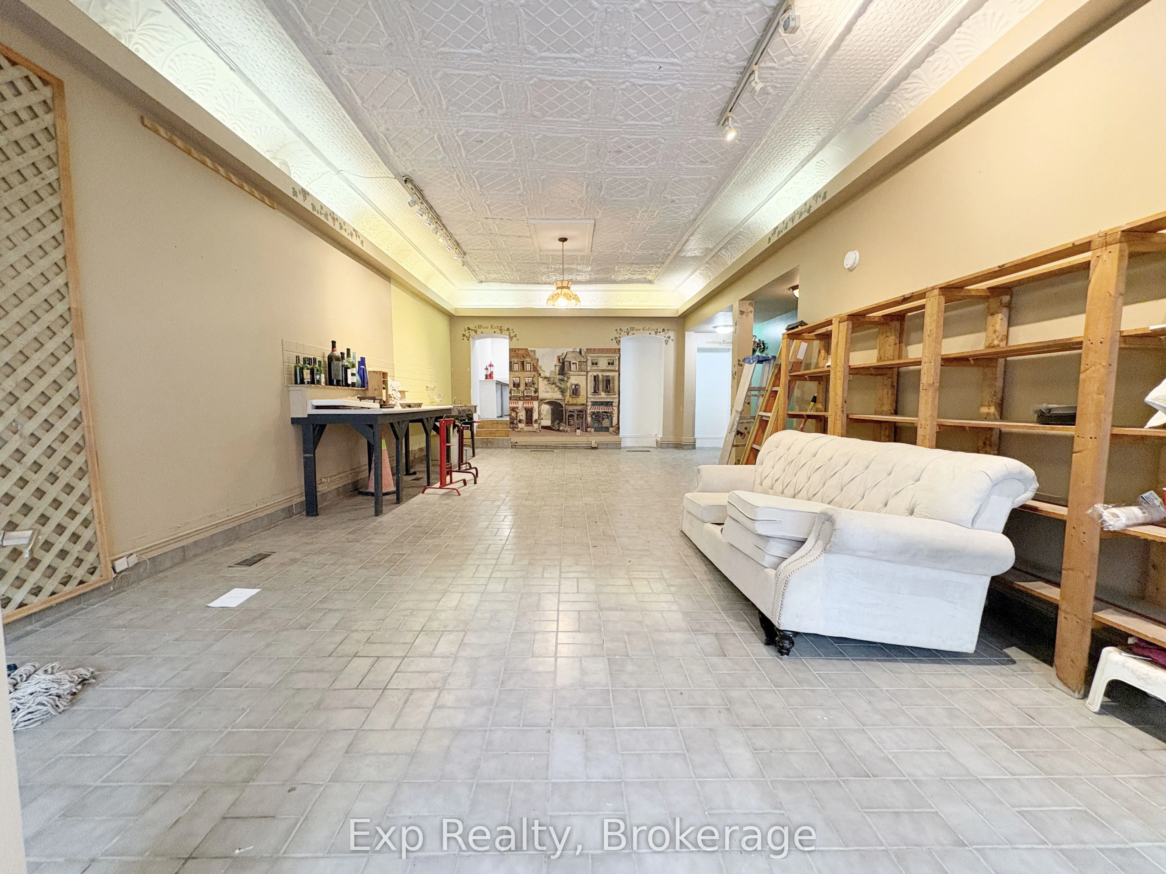 41 Dundas Street E