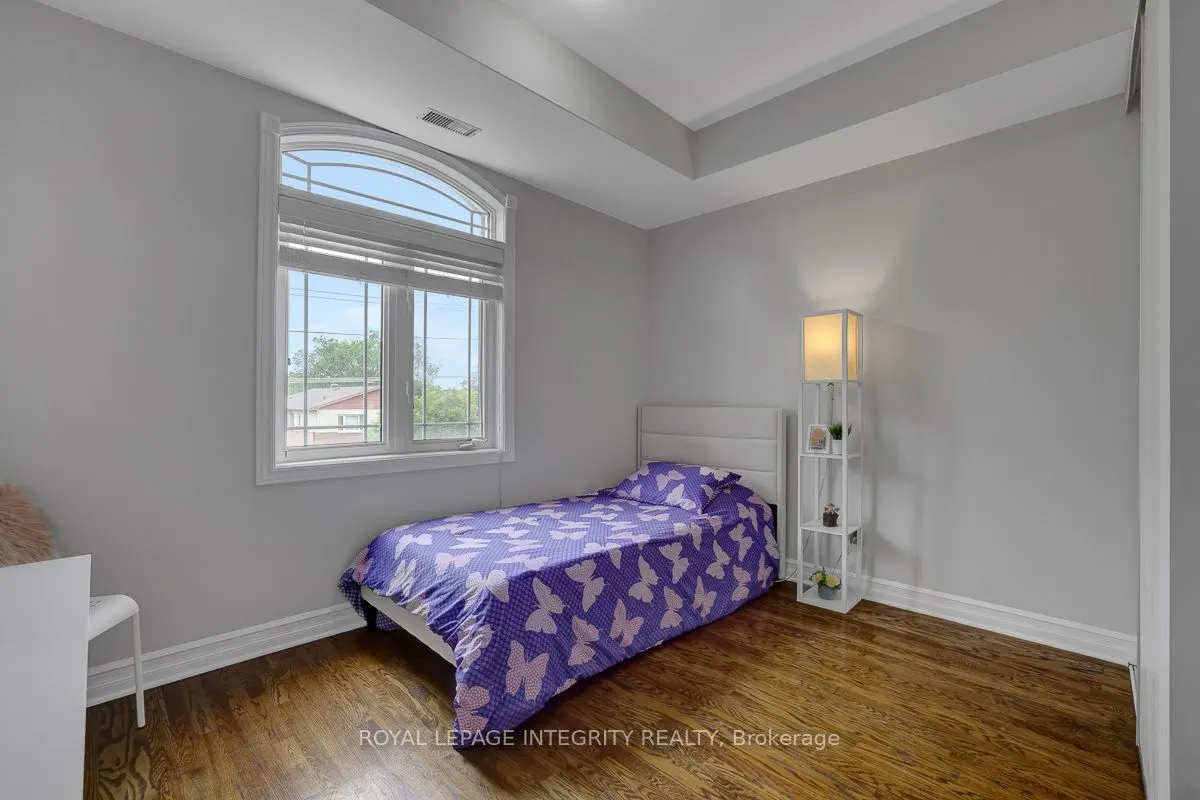 711 Churchill Avenue N #402