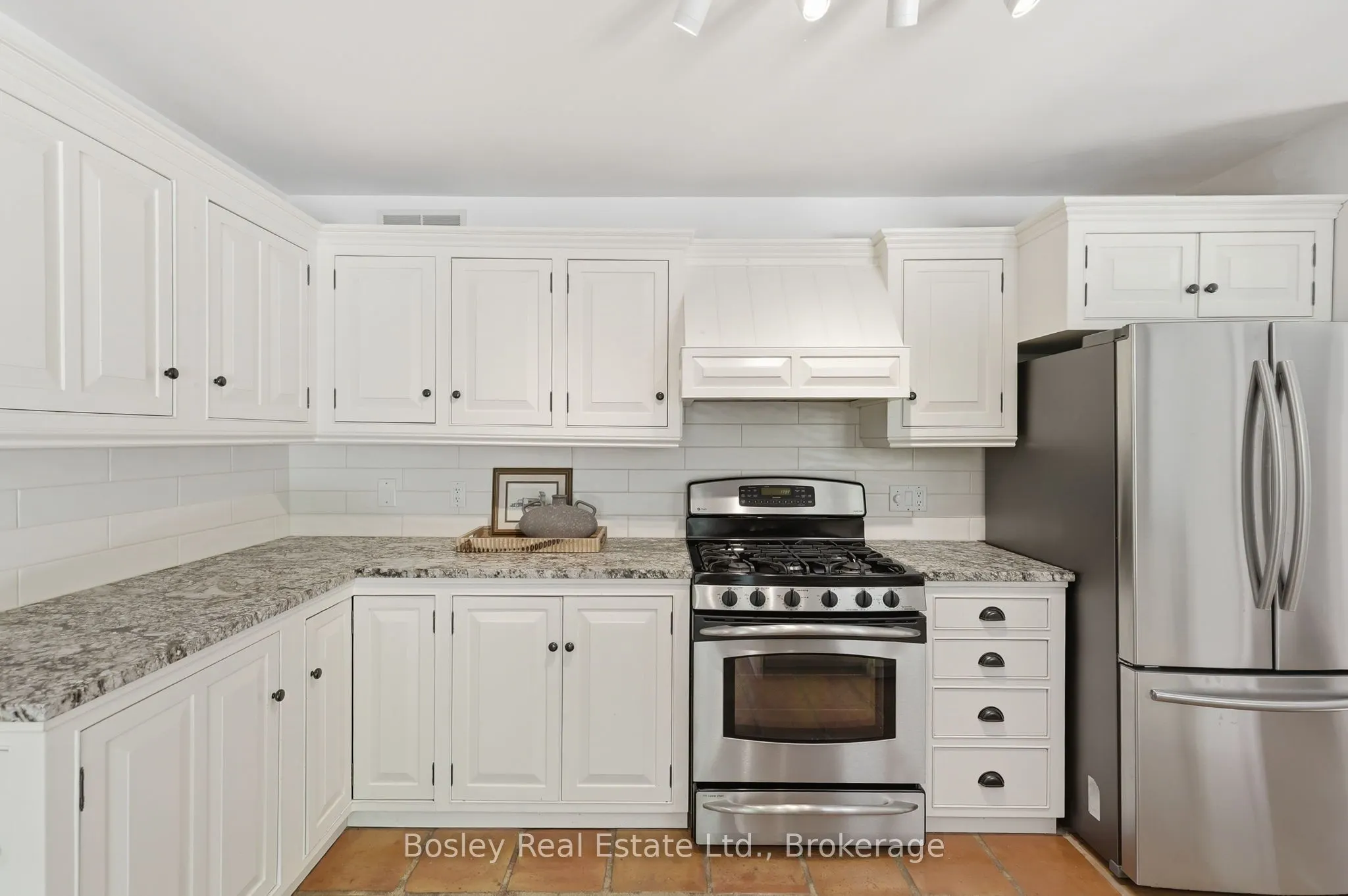 164 Bay Street W