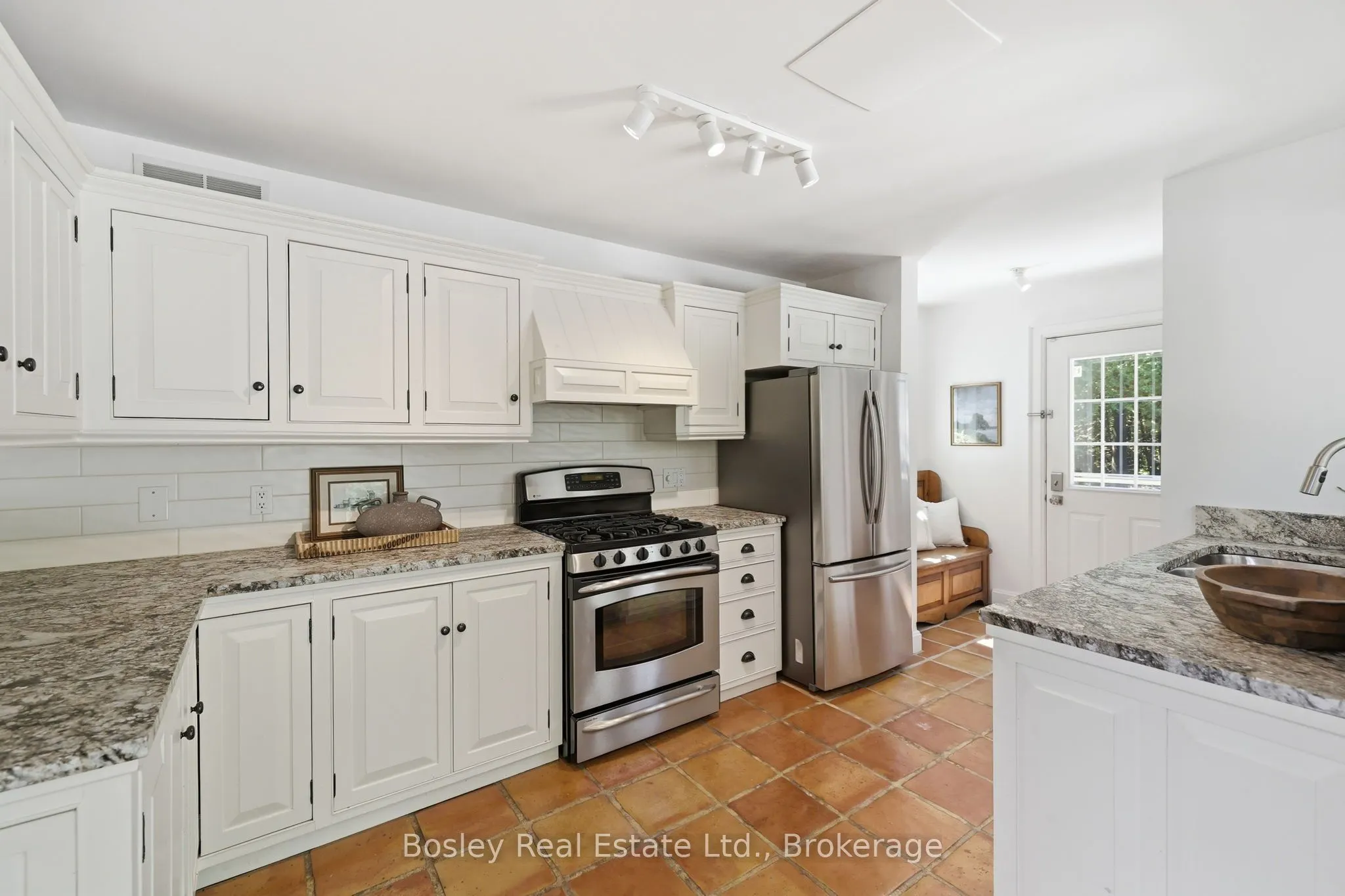 164 Bay Street W
